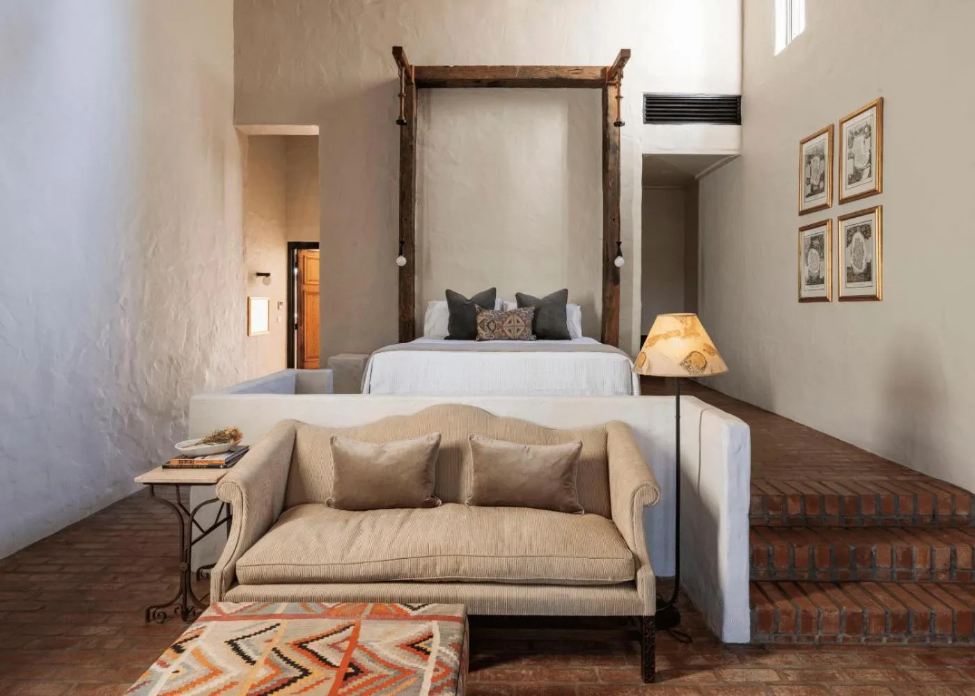 Seating area, Bed in Tower Lodge