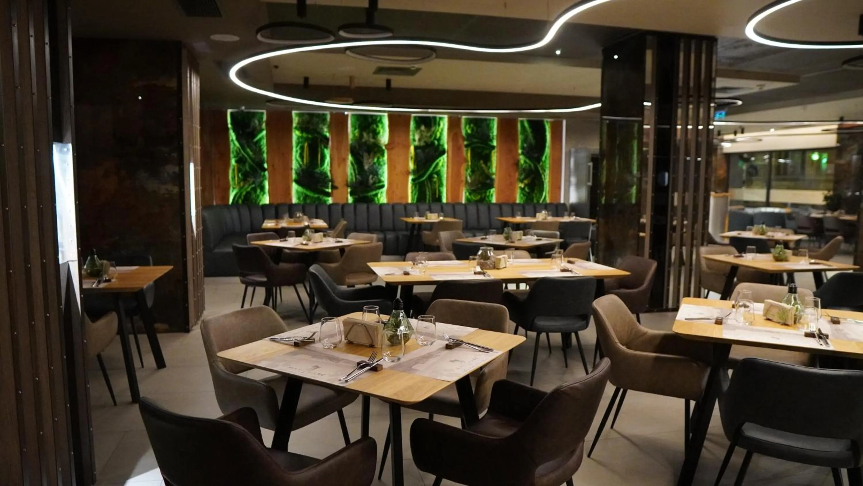 Restaurant/places to eat in Aniroc Signature Hotel