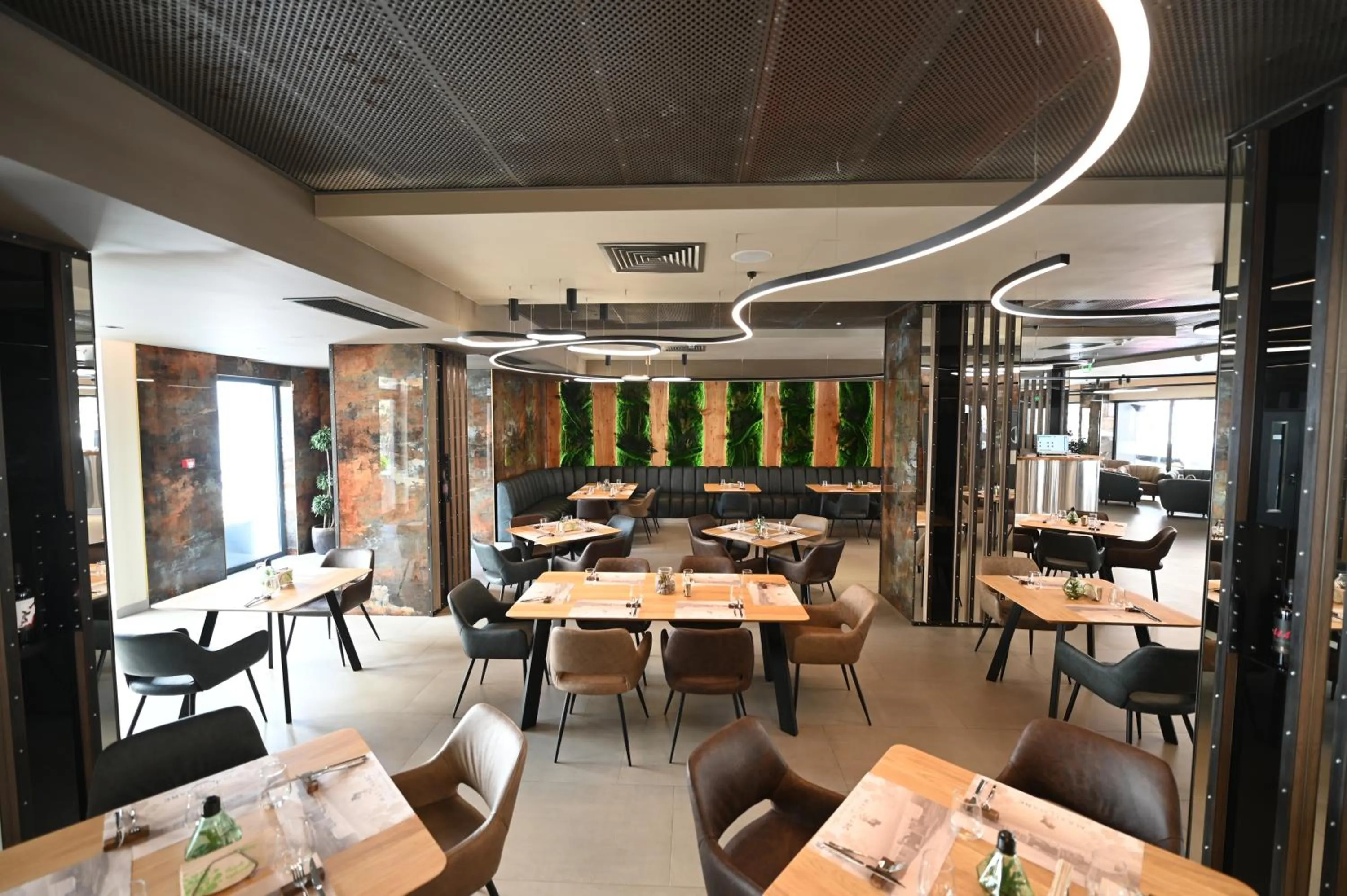 Restaurant/places to eat in Aniroc Signature Hotel