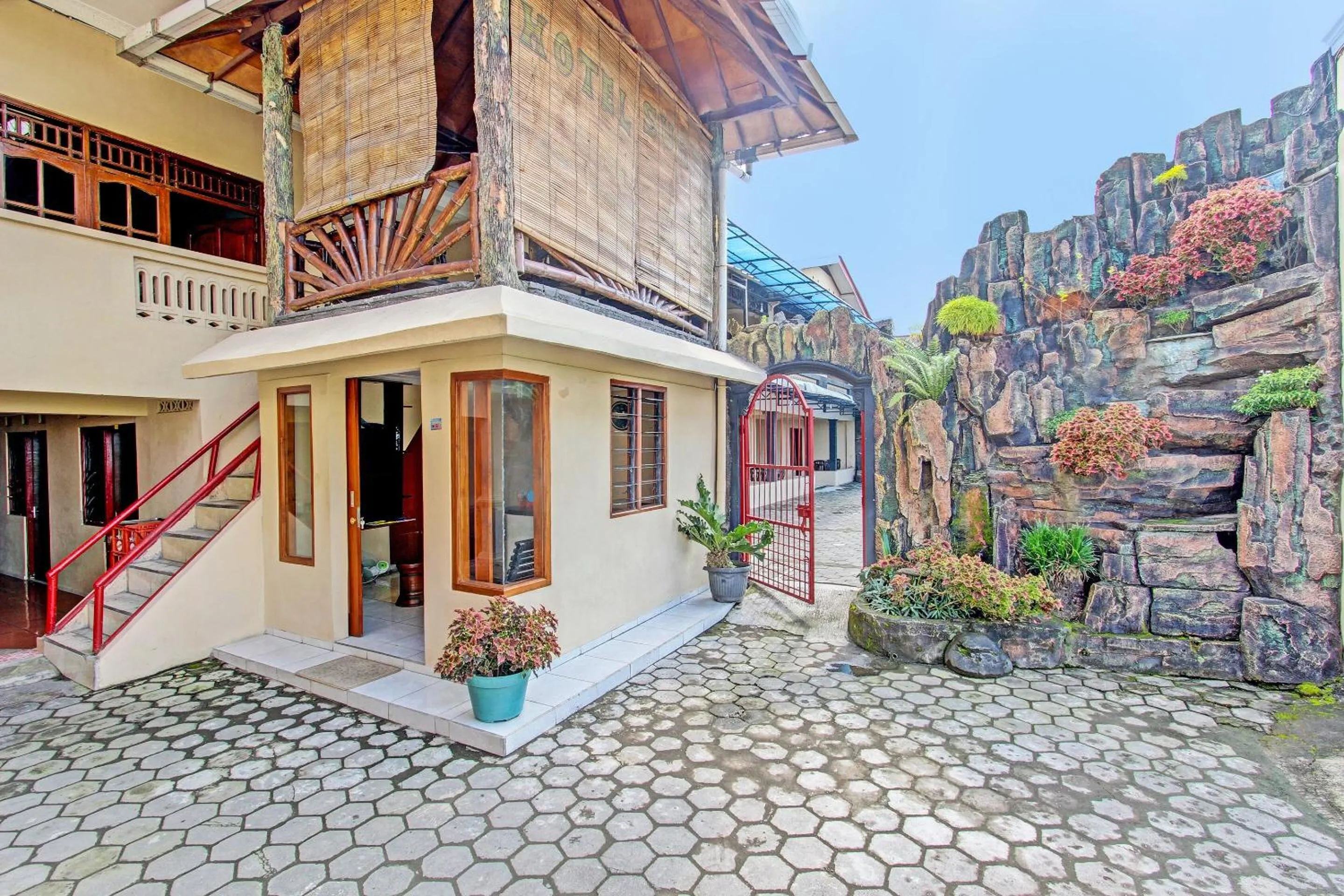 Facade/entrance in OYO 91353 Hotel Surya Andesa