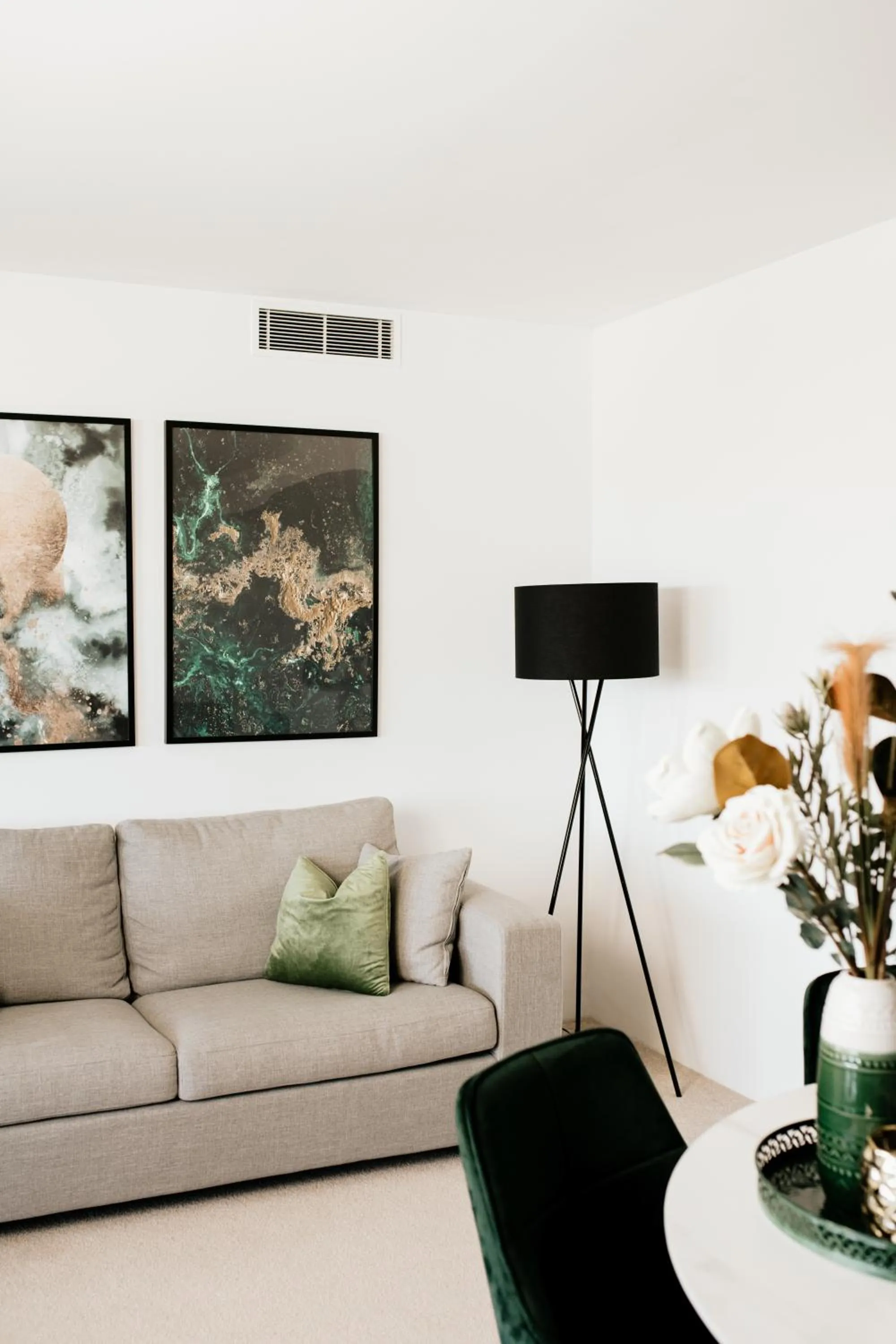 Bed in Circle on Cavill FREE parking