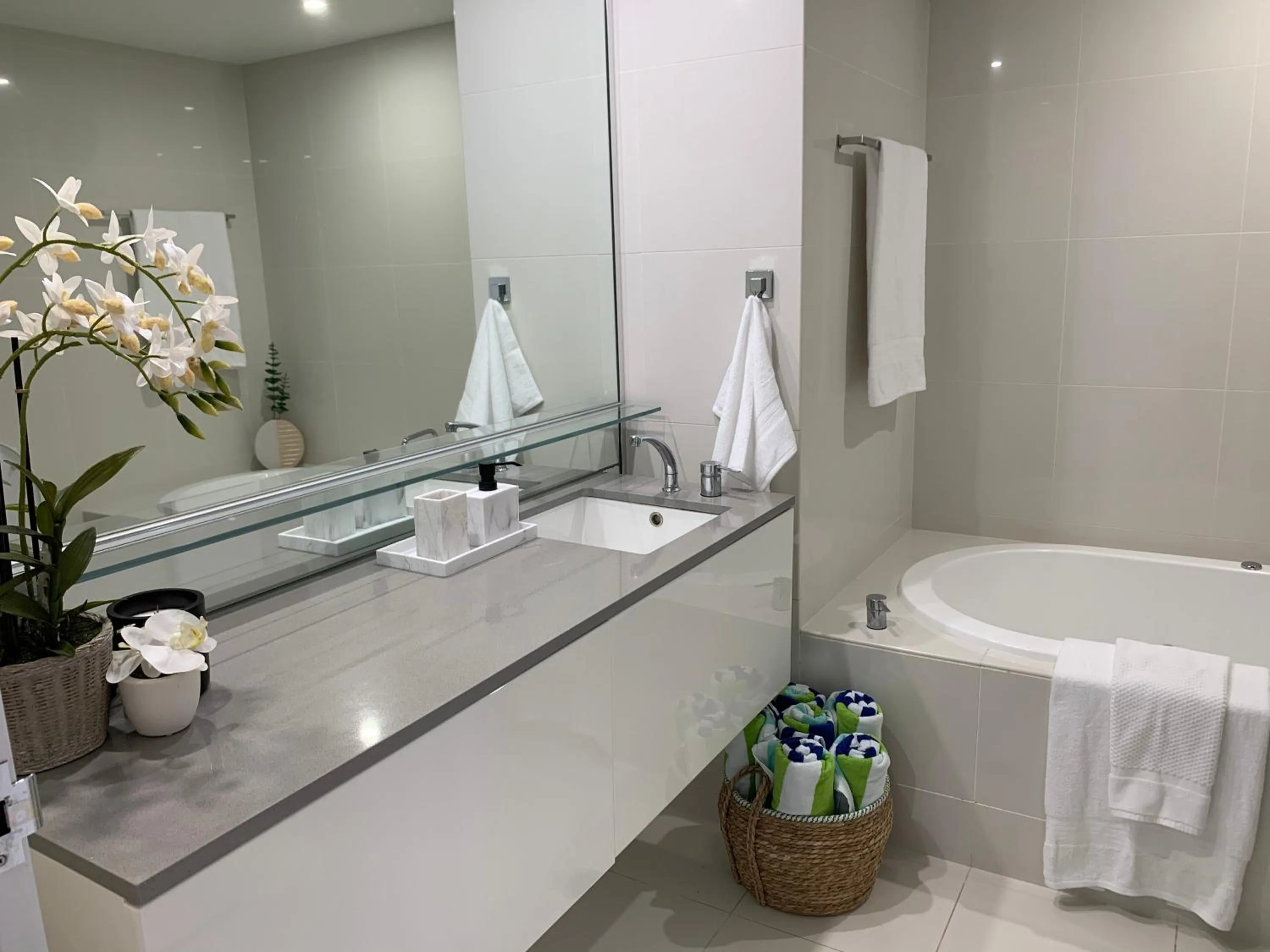 Bathroom in Circle on Cavill FREE parking