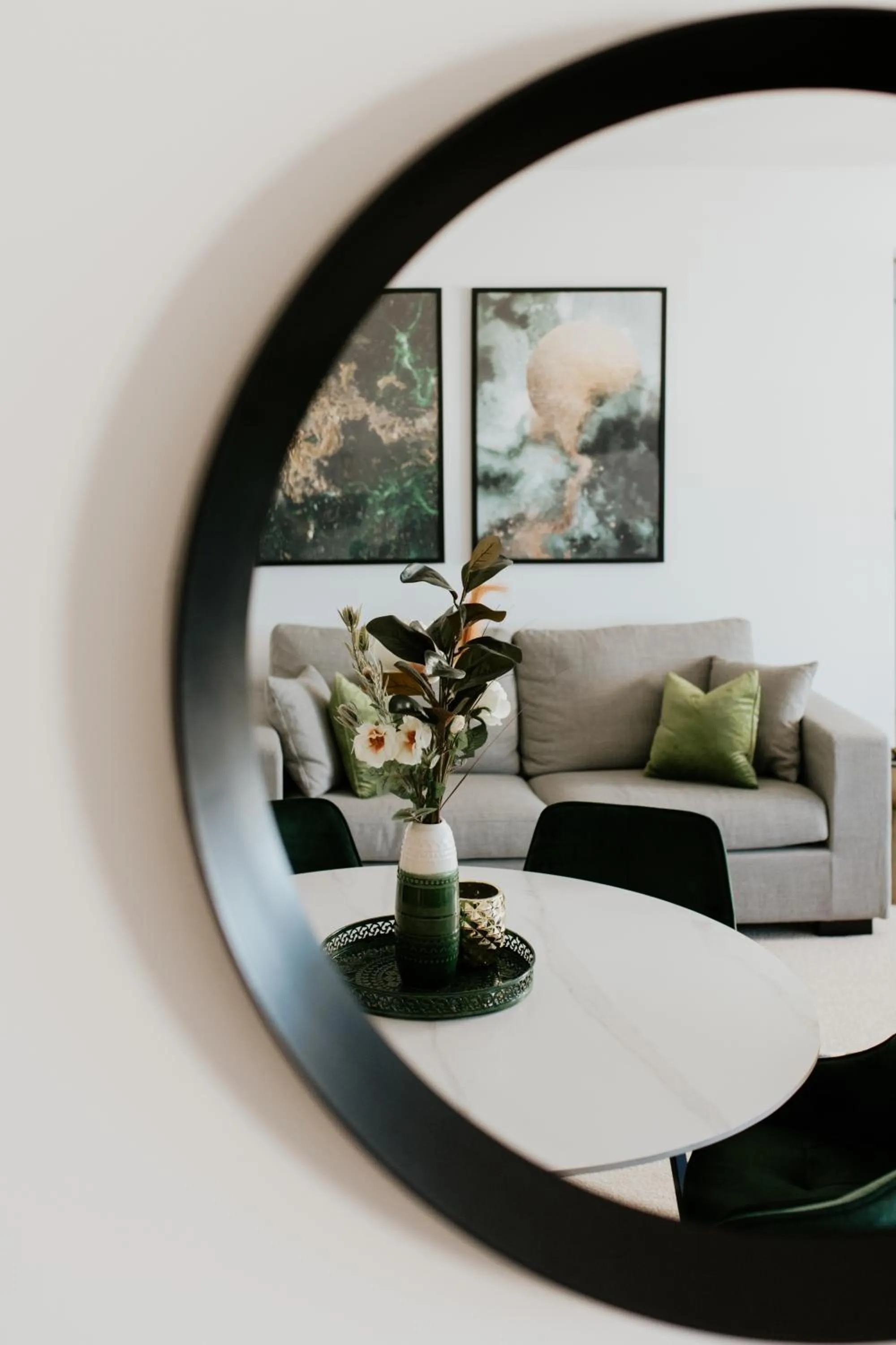 Bed in Circle on Cavill FREE parking