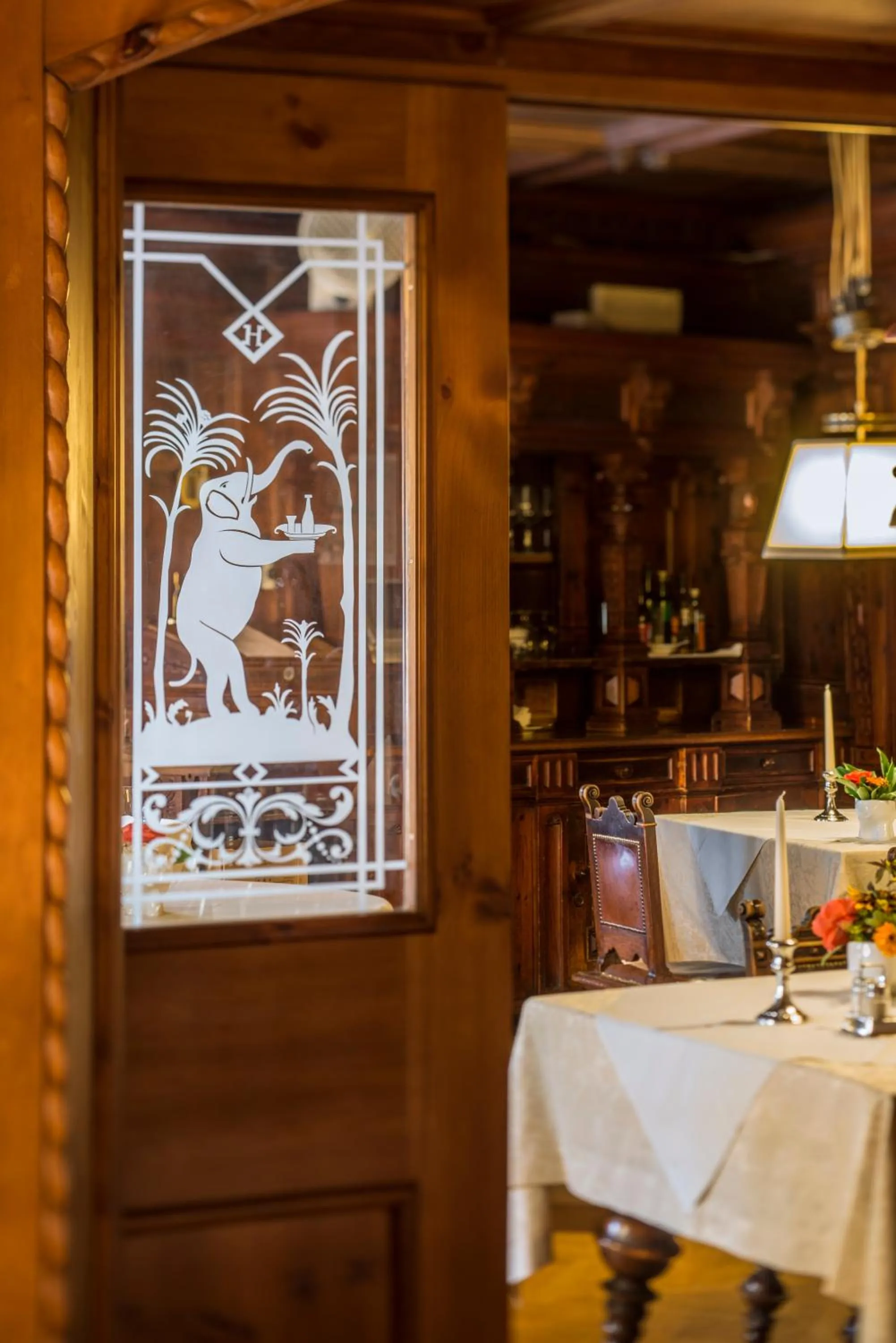 Restaurant/places to eat in Hotel Elephant