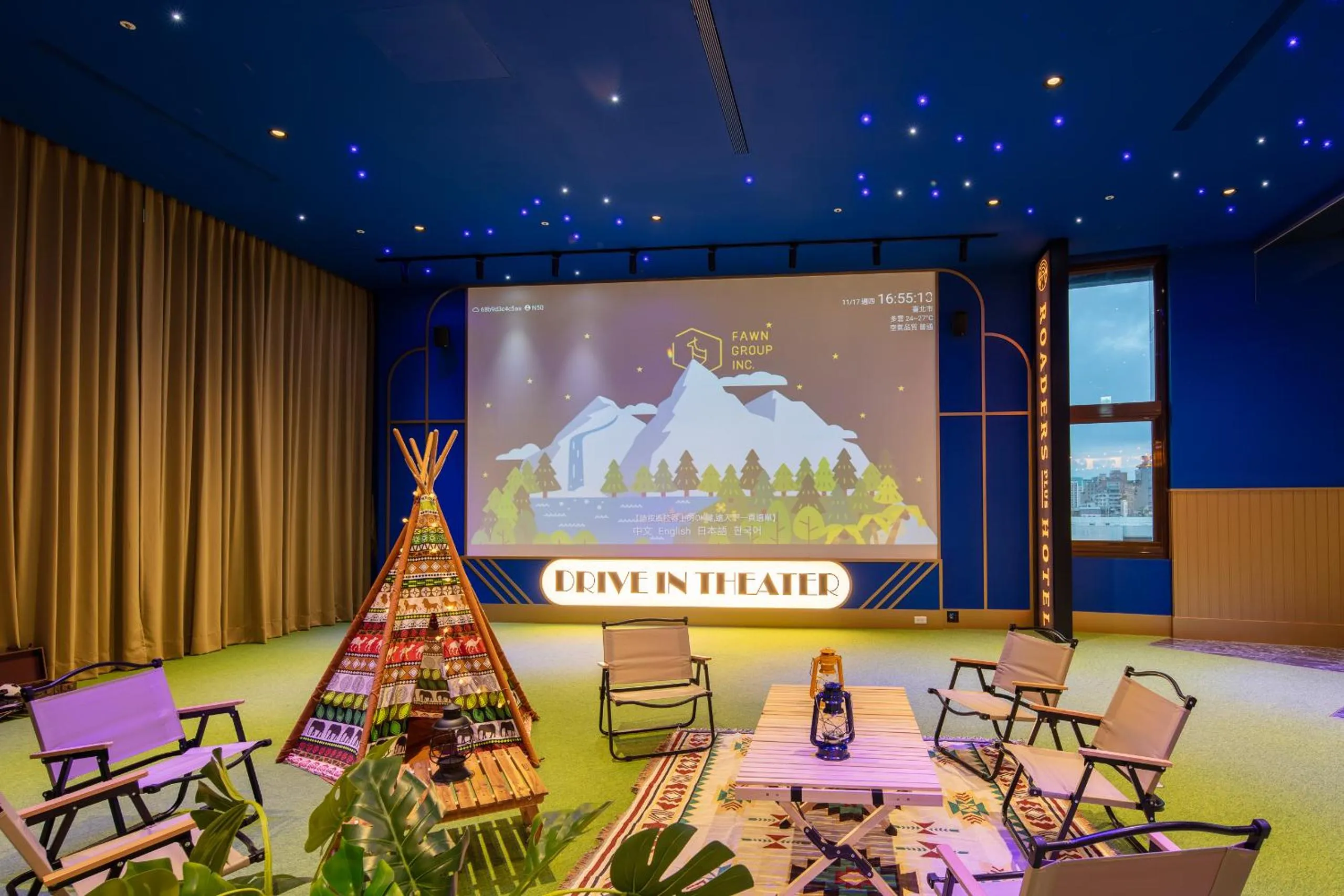 Communal lounge/ TV room in Roaders Plus Hotel - Theme