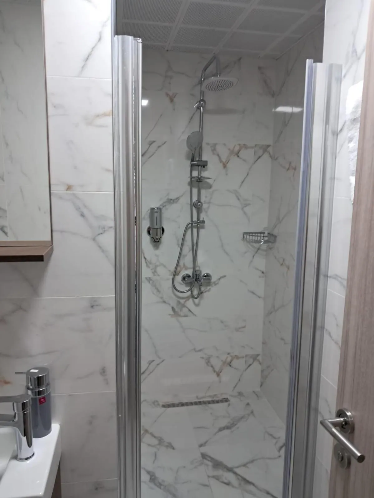 Shower in NOOR FAMILY APARTMENTS