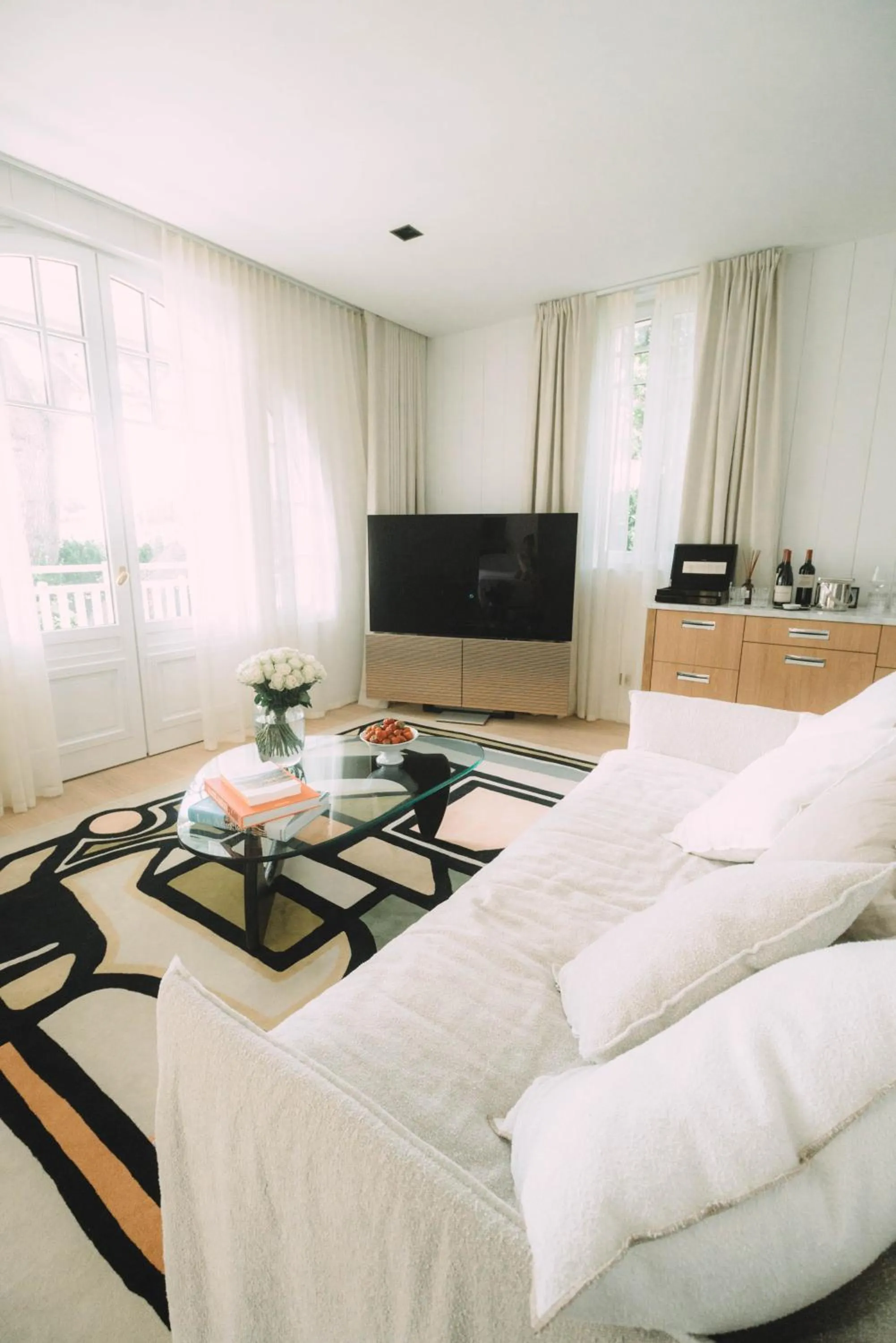 Communal lounge/ TV room in Hôtel Hemen