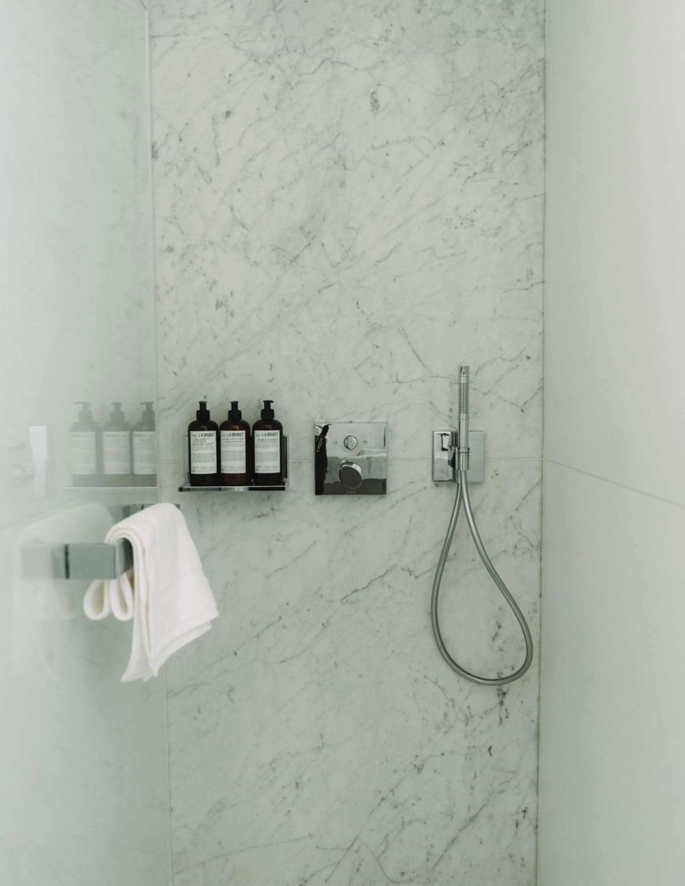 Shower in Hôtel Hemen