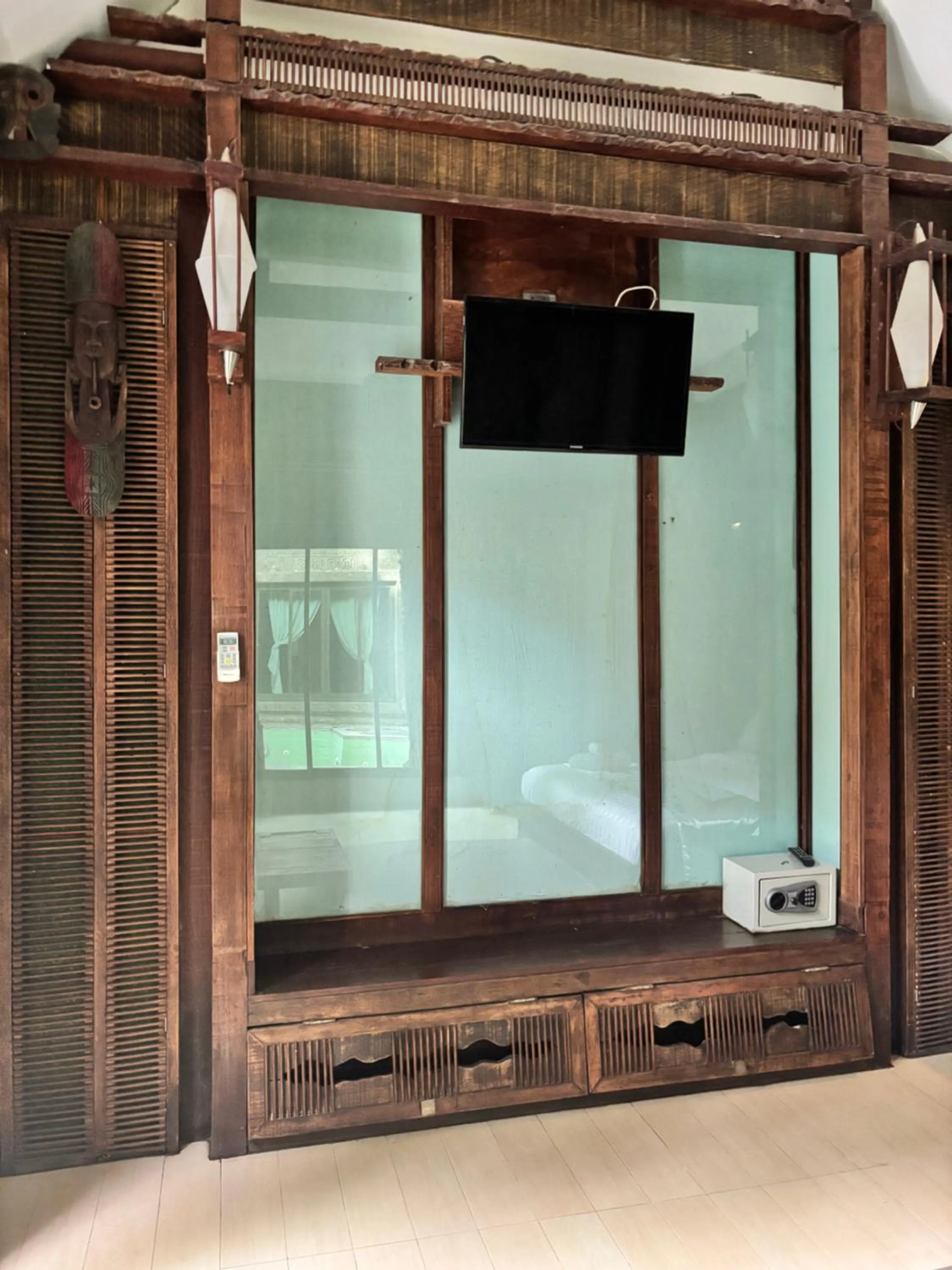 TV and multimedia in K2 Xanadu Pool Villa