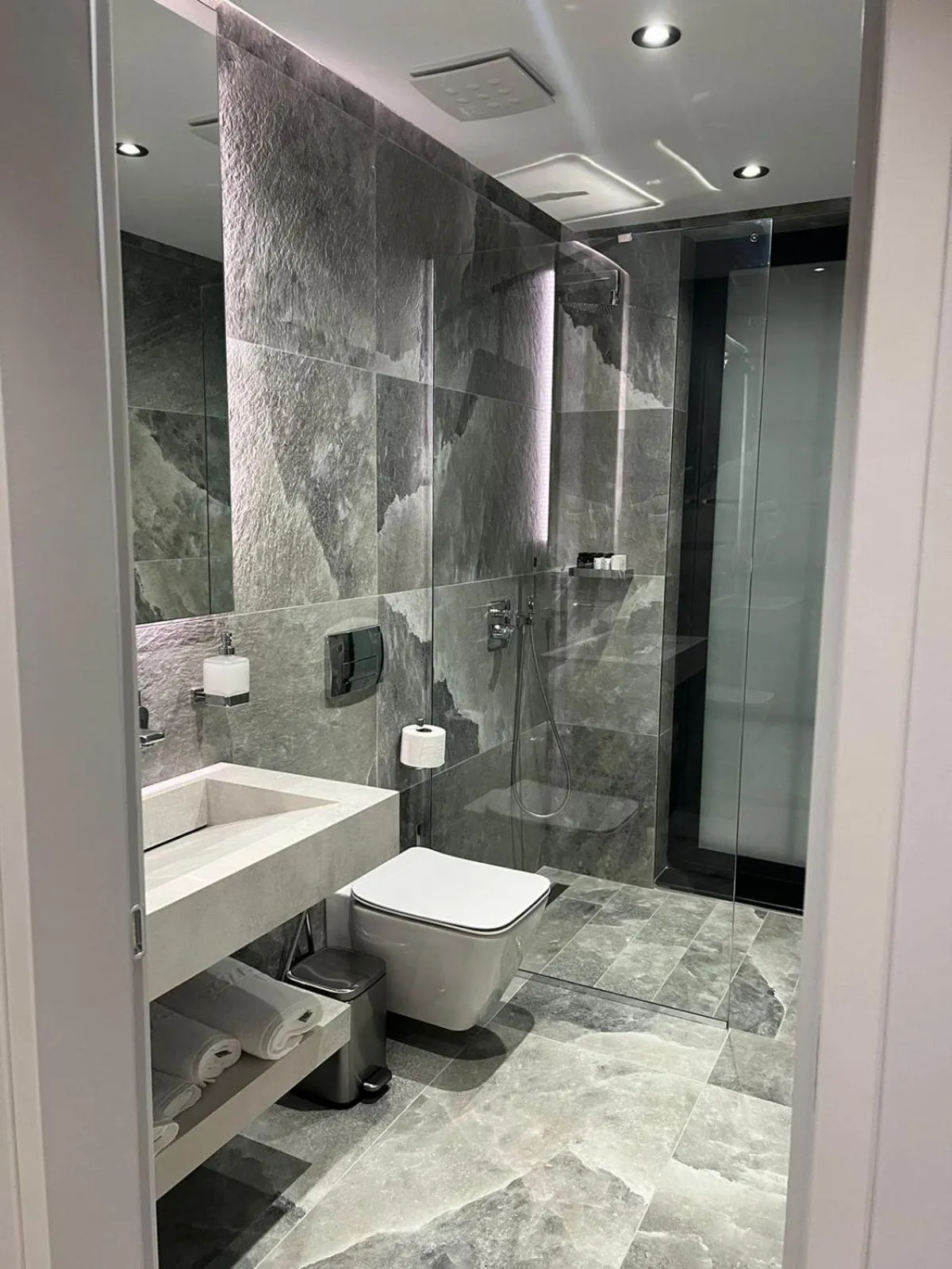 Bathroom in Rozafa Palace Hotel