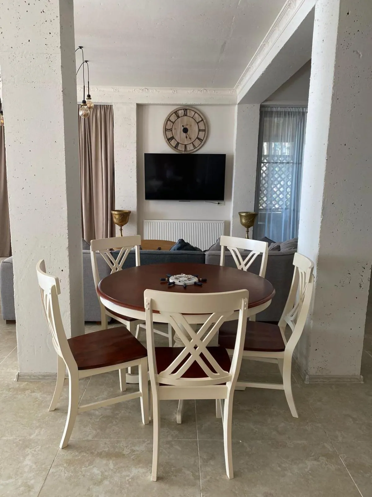 Communal lounge/ TV room in Claude Monet Seaside Hotel