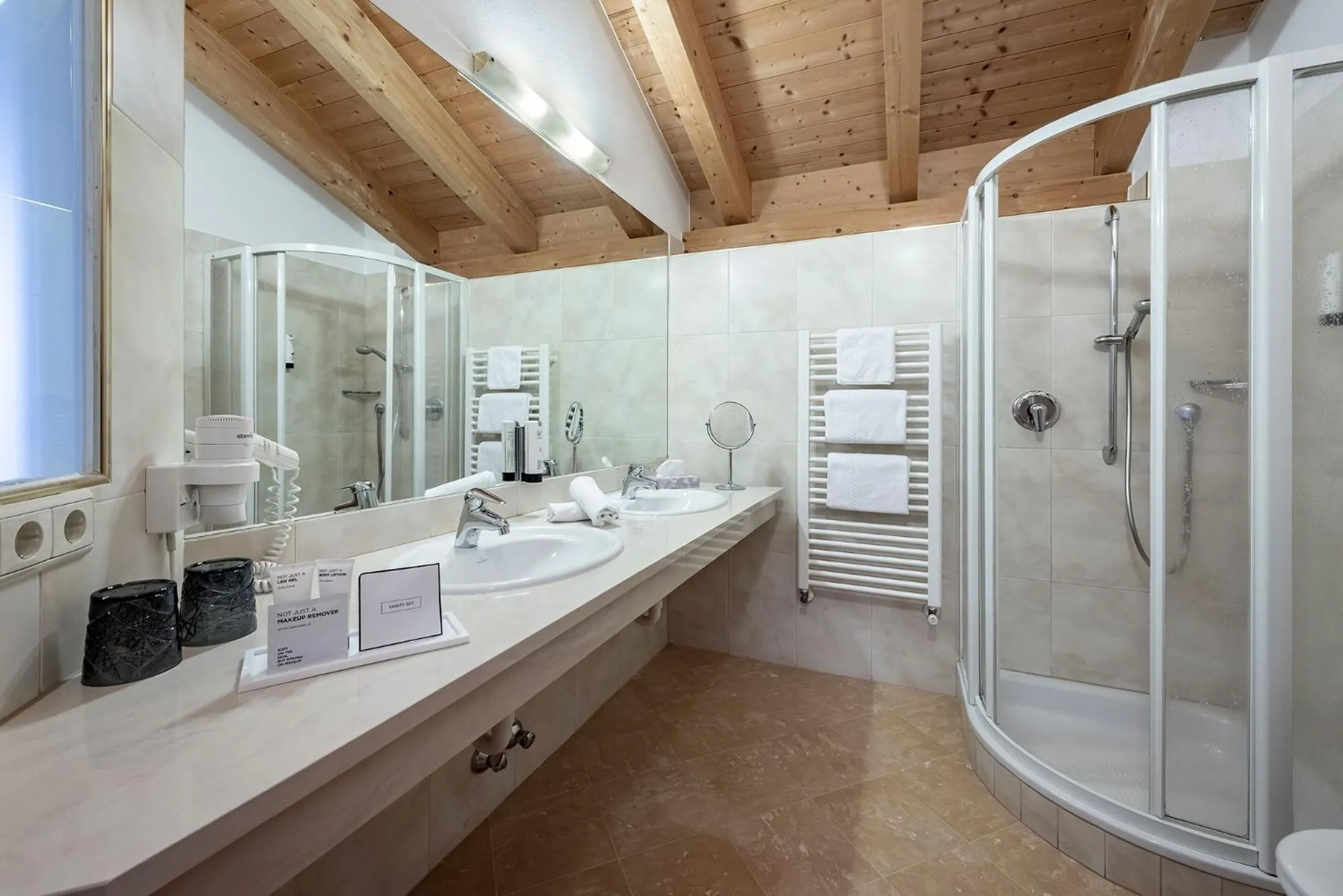 Bathroom in Baumgartner's Blumenhotel