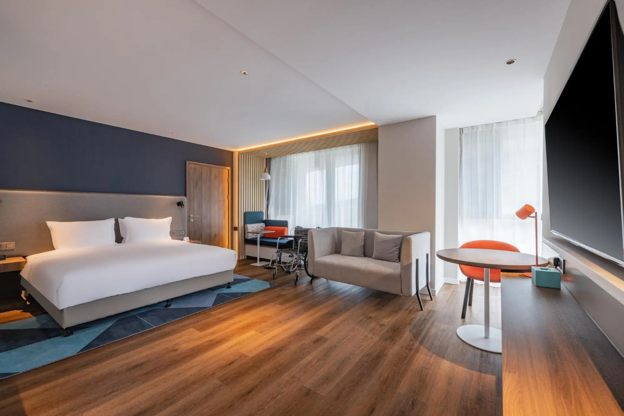 Photo of the whole room, Bed in Holiday Inn Express Huludao Seaview by IHG