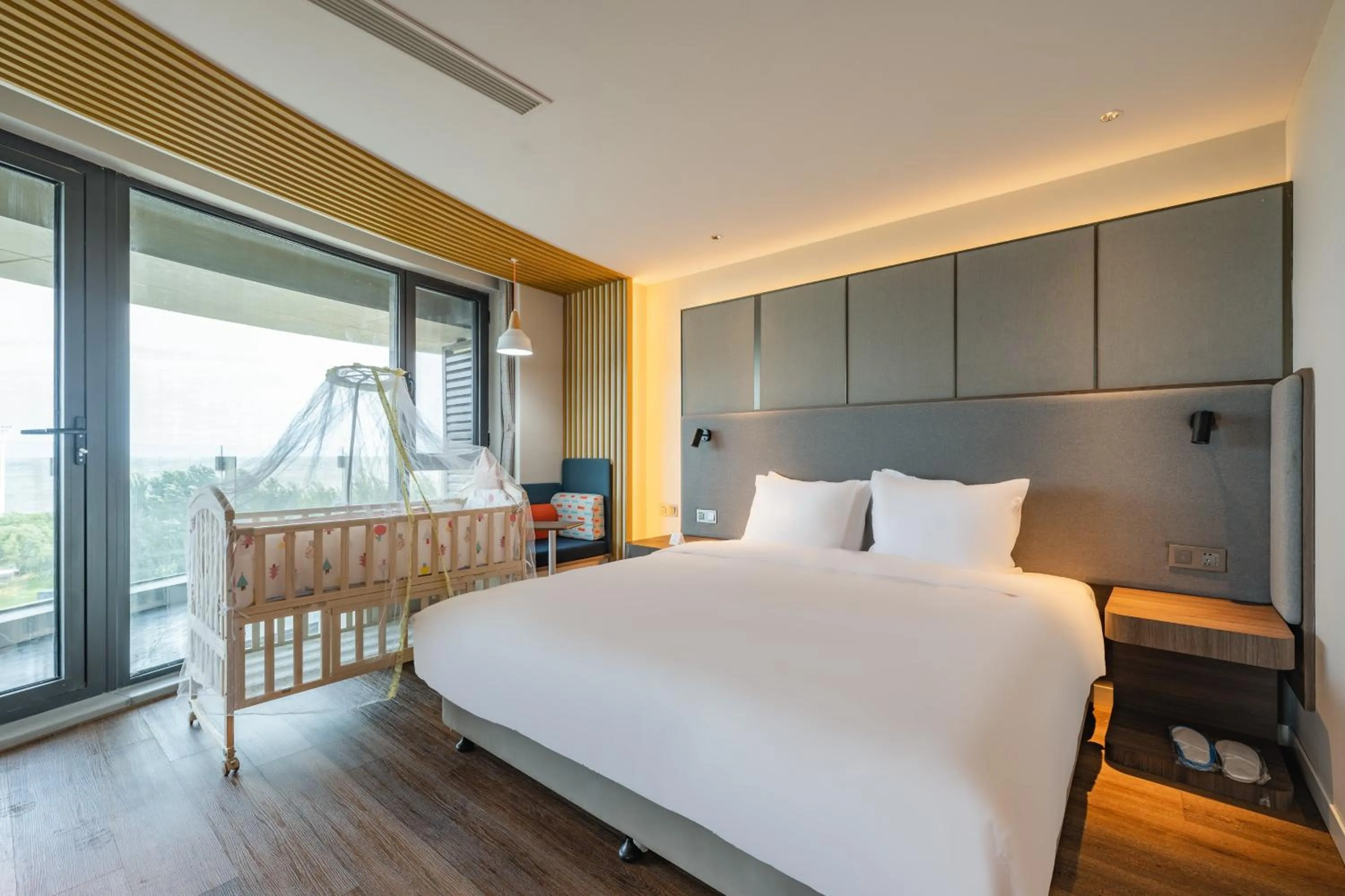 Photo of the whole room, Bed in Holiday Inn Express Huludao Seaview by IHG