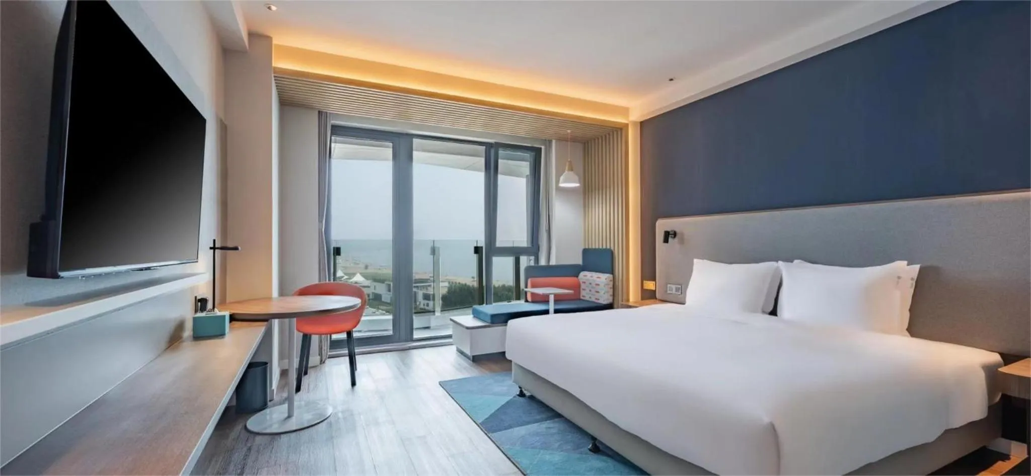 Photo of the whole room, Bed in Holiday Inn Express Huludao Seaview by IHG