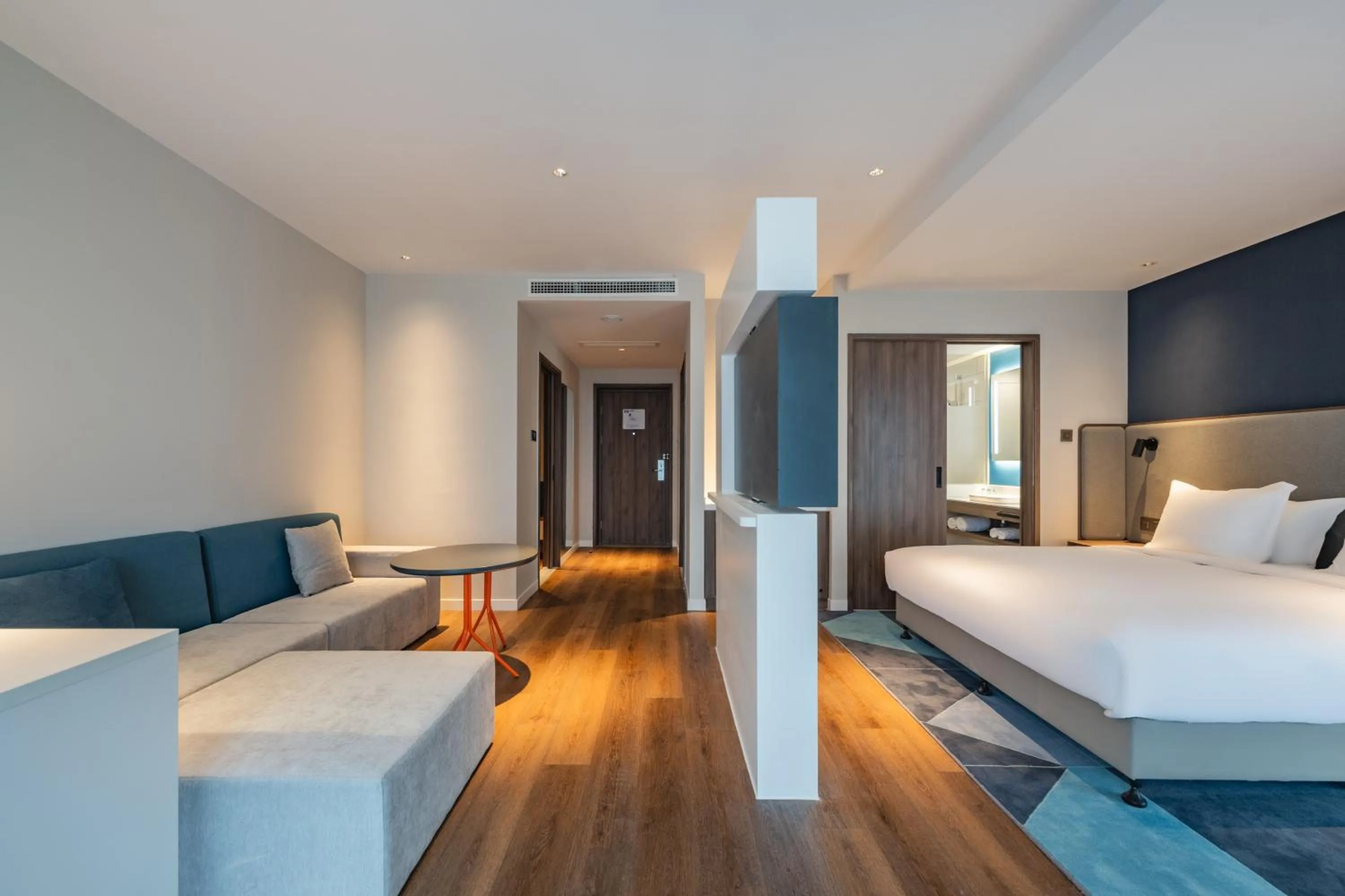 Photo of the whole room, Bed in Holiday Inn Express Huludao Seaview by IHG