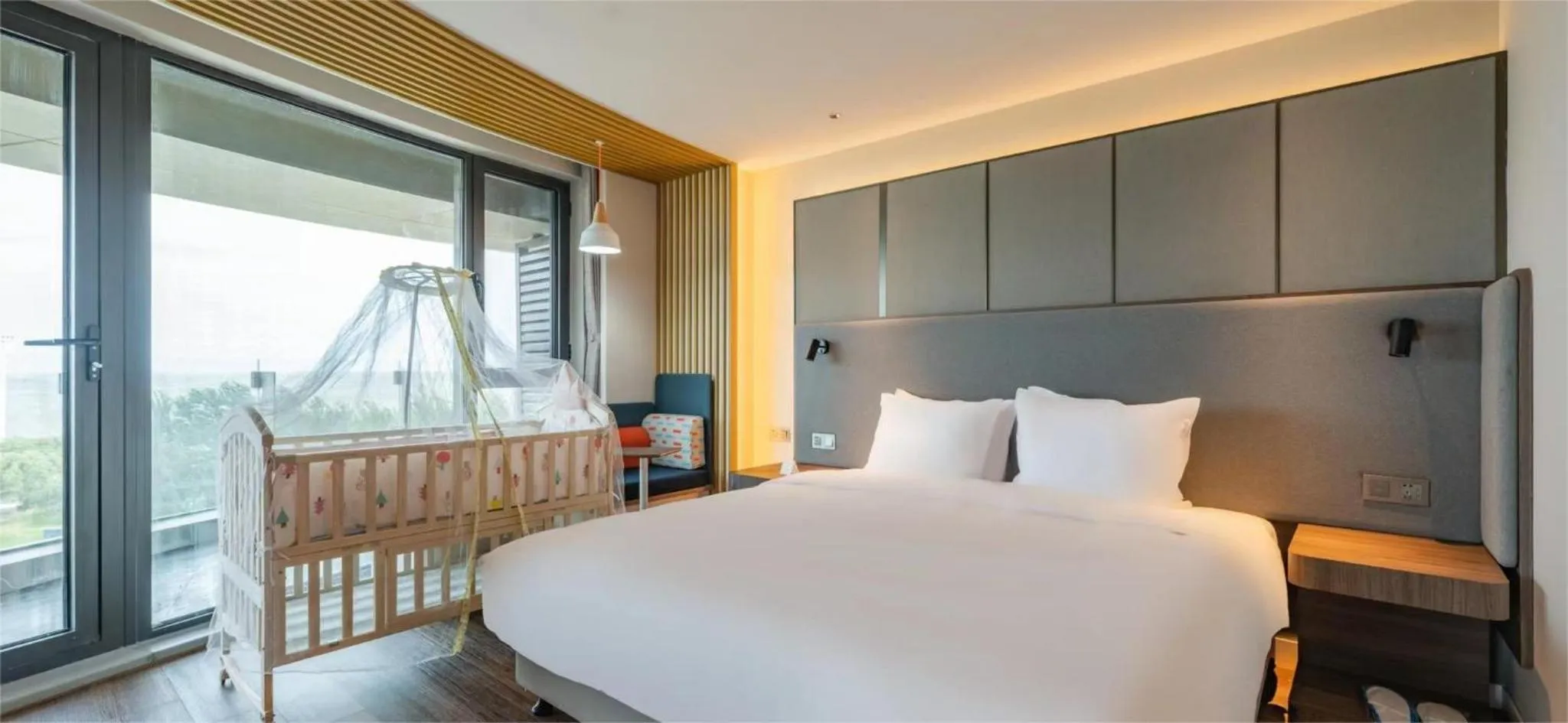 Photo of the whole room, Bed in Holiday Inn Express Huludao Seaview by IHG