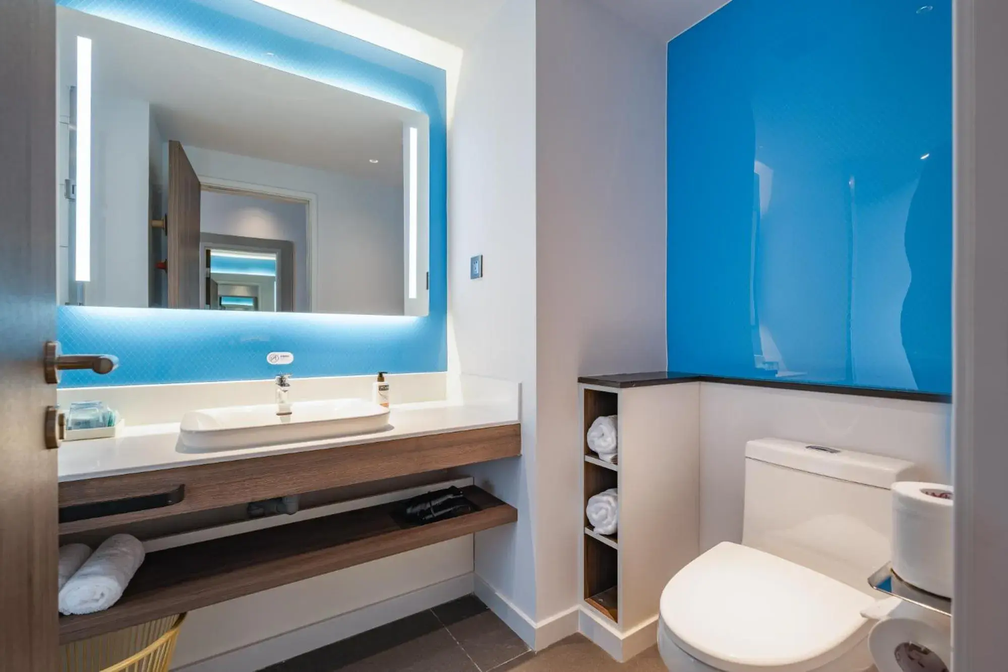 Standard King Room - Disability Access in Holiday Inn Express Huludao Seaview by IHG Standard King Room - Disability Access in Holiday Inn Express Huludao Seaview by IHG