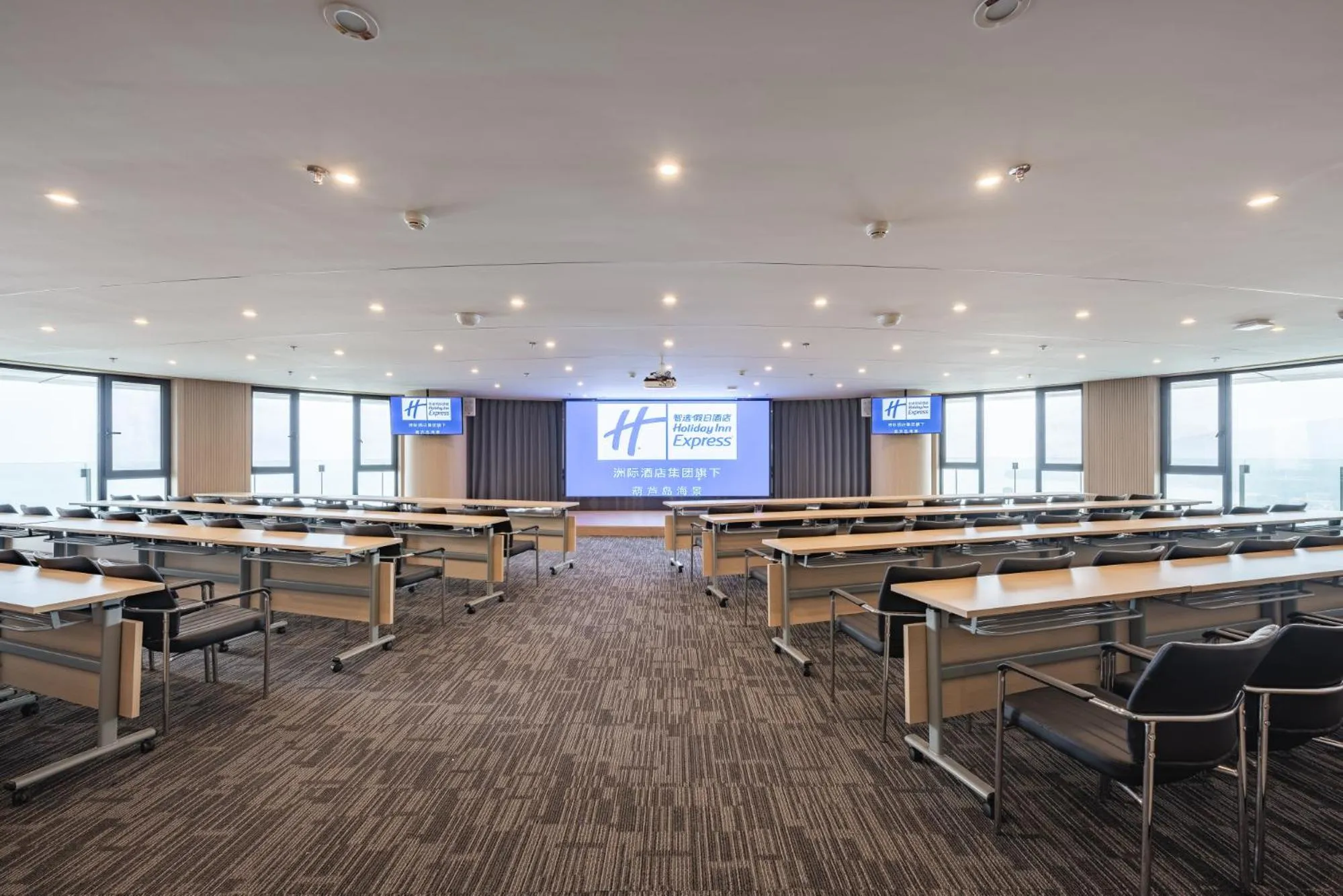 Meeting/conference room in Holiday Inn Express Huludao Seaview by IHG