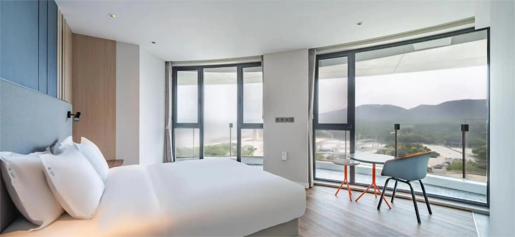 Photo of the whole room, Bed in Holiday Inn Express Huludao Seaview by IHG