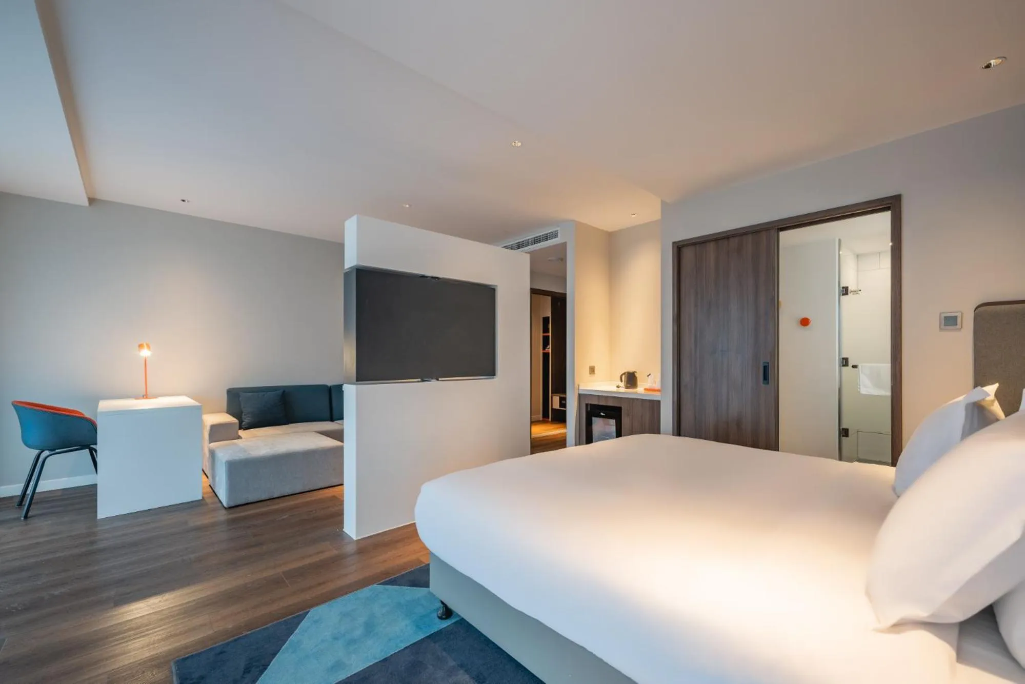 Photo of the whole room, Bed in Holiday Inn Express Huludao Seaview by IHG