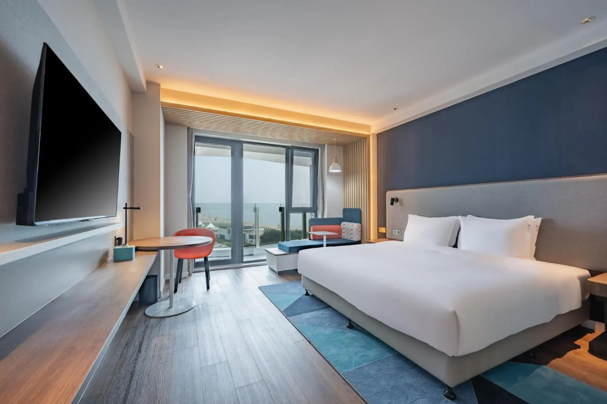 Large Standard King Room with Sea View in Holiday Inn Express Huludao Seaview by IHG Large Standard King Room with Sea View in Holiday Inn Express Huludao Seaview by IHG