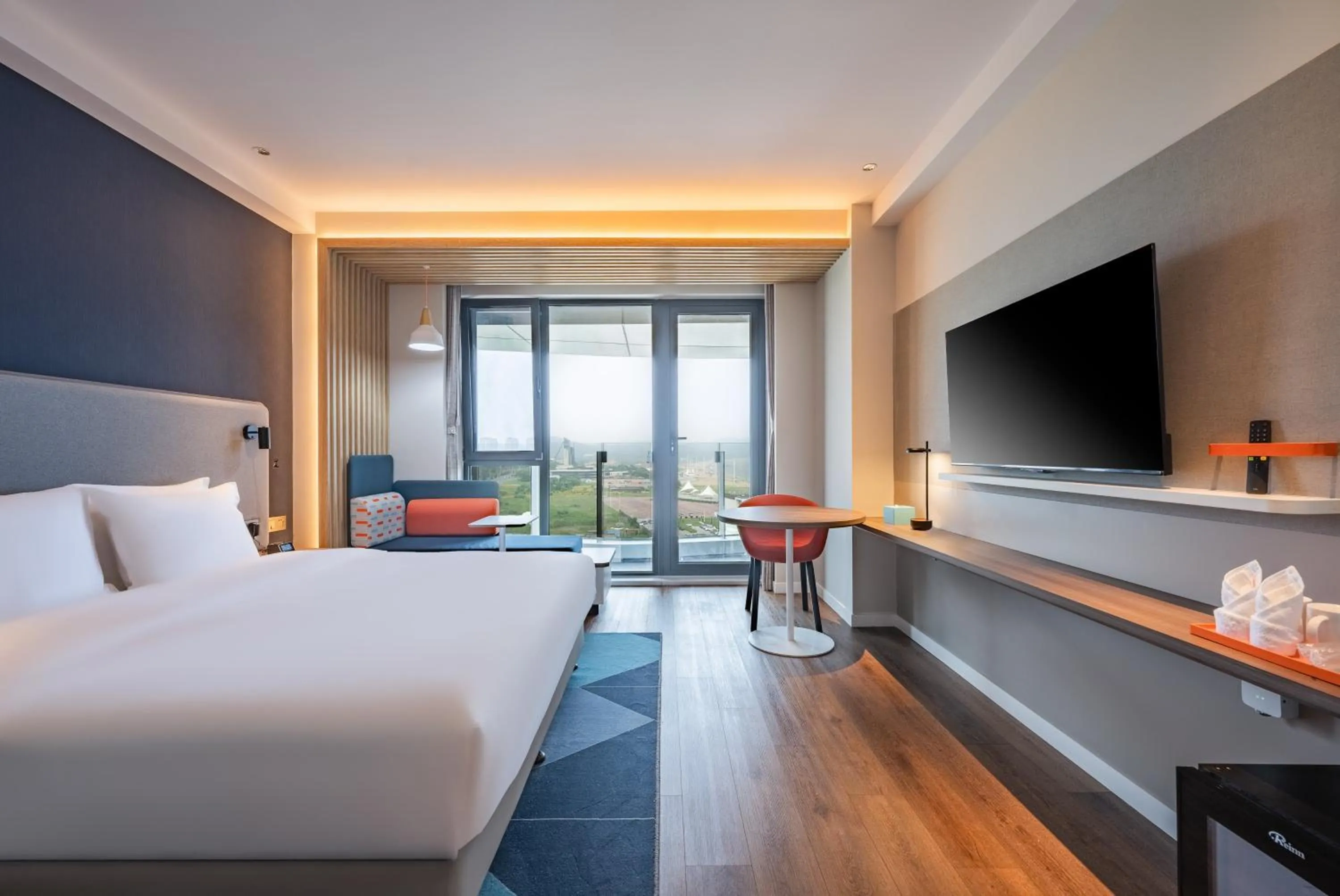 Photo of the whole room, Bed in Holiday Inn Express Huludao Seaview by IHG