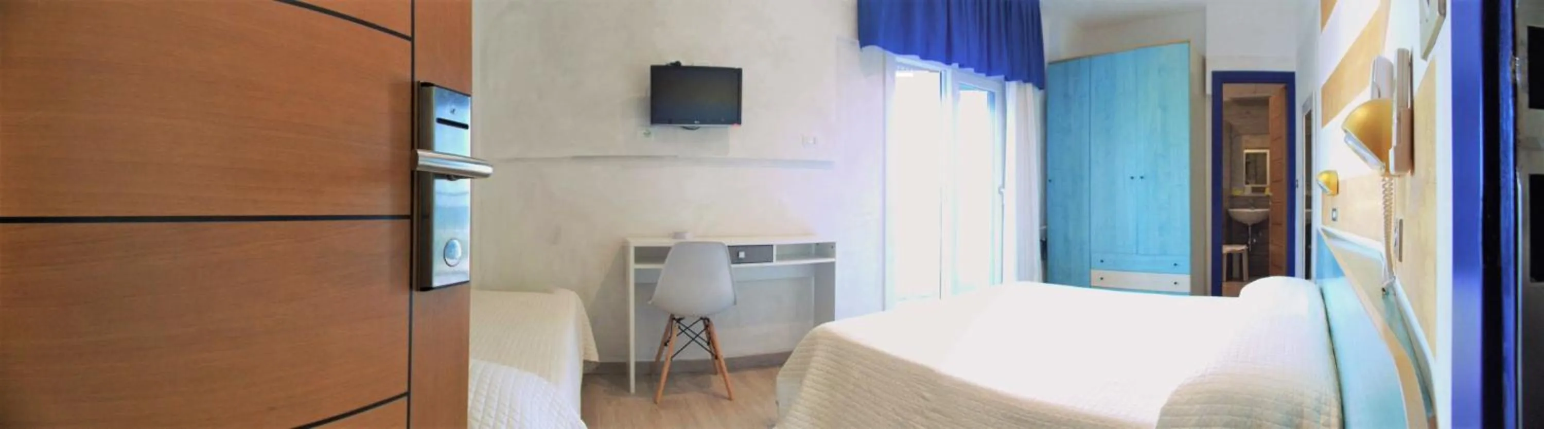 Photo of the whole room, Bed in Hotel Diplomatic