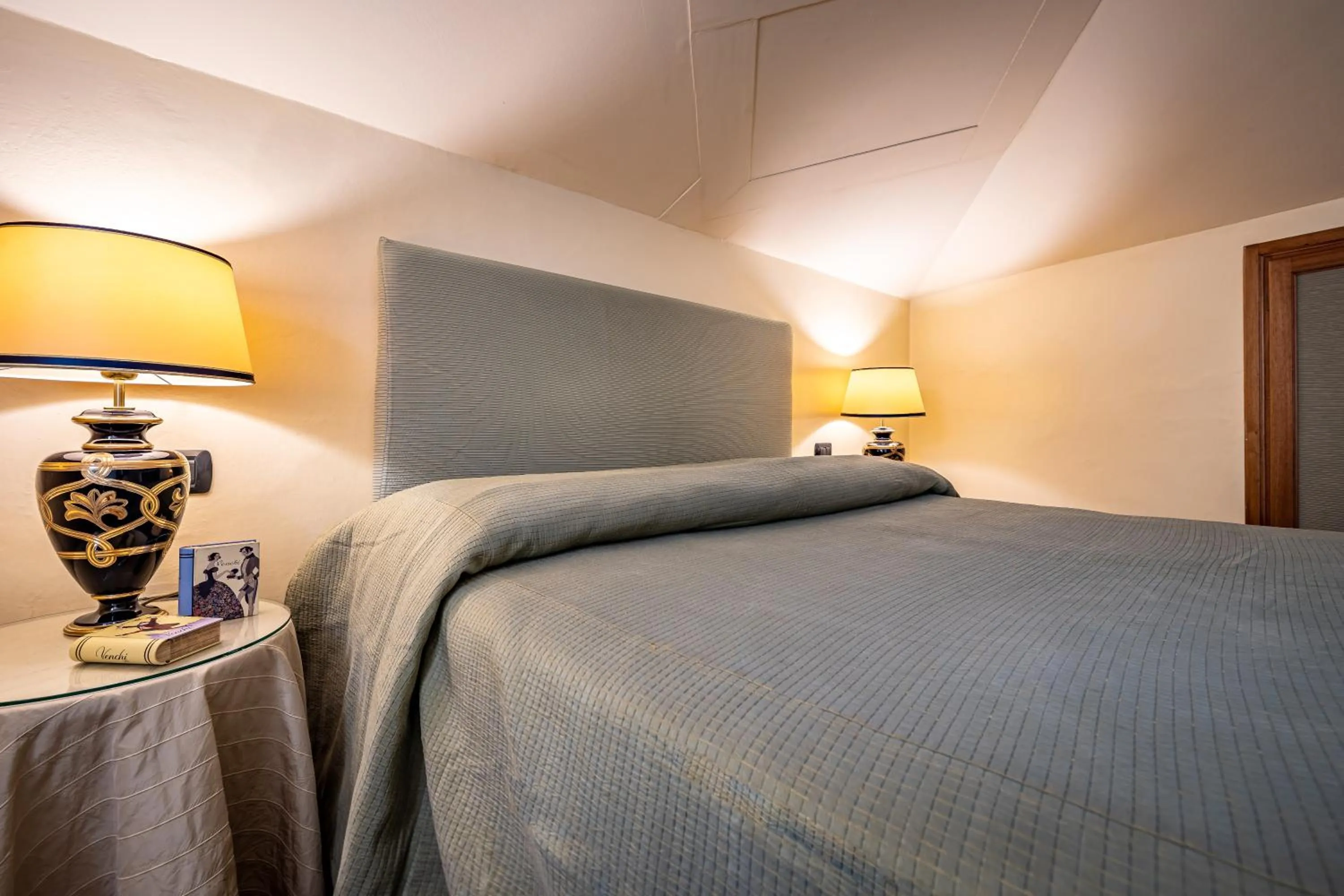 Bed in Palazzo Gamba Apartments al Duomo