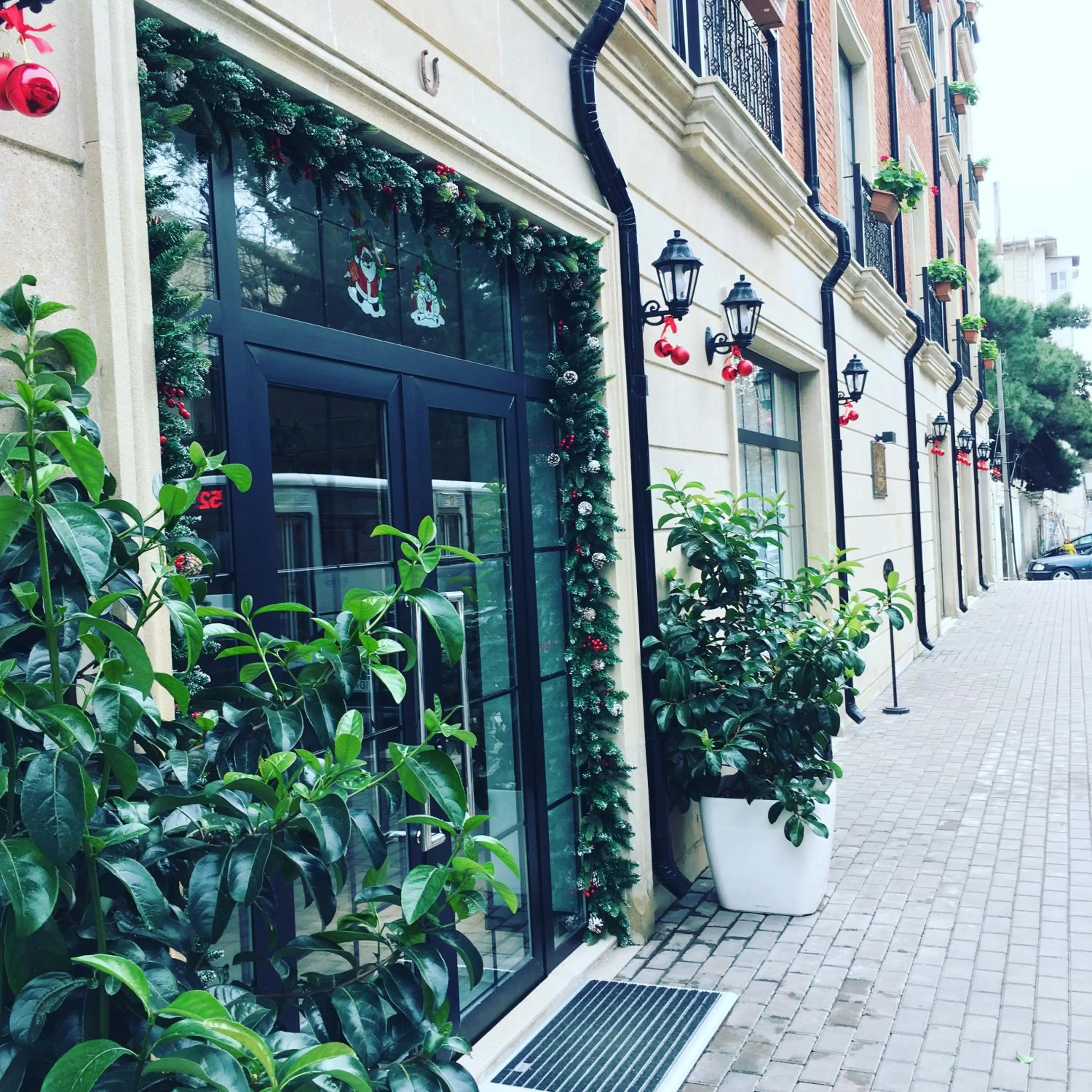 Facade/entrance in Auroom Hotel