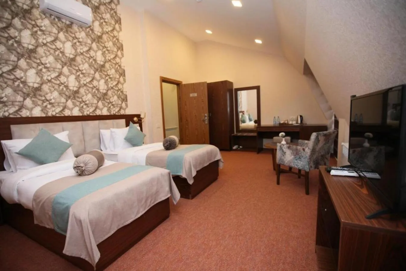 Photo of the whole room, Bed in Auroom Hotel