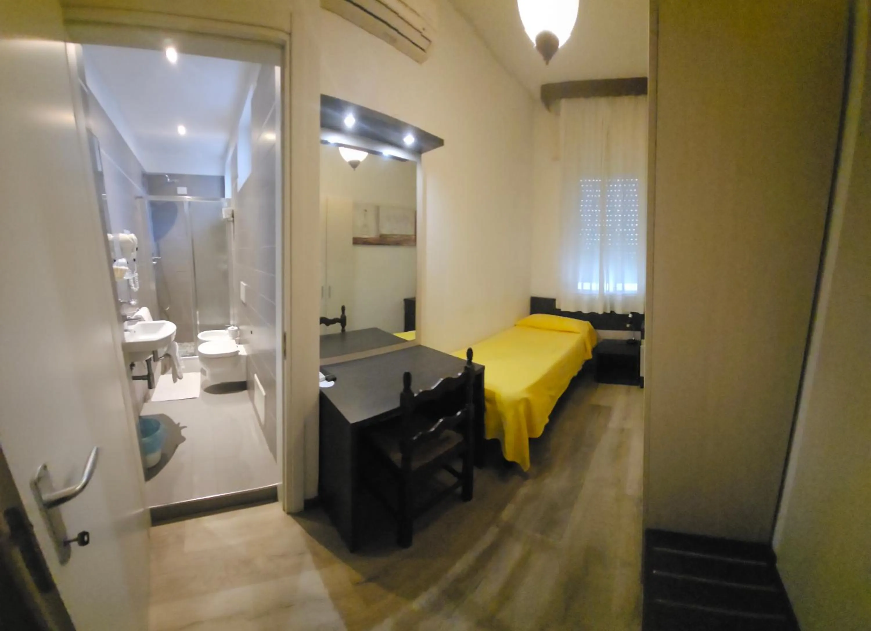 Shower in Hotel Verdi