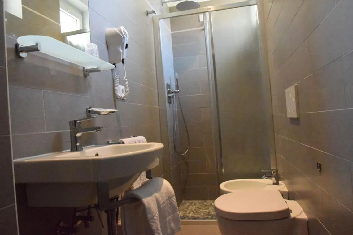 Shower in Hotel Verdi