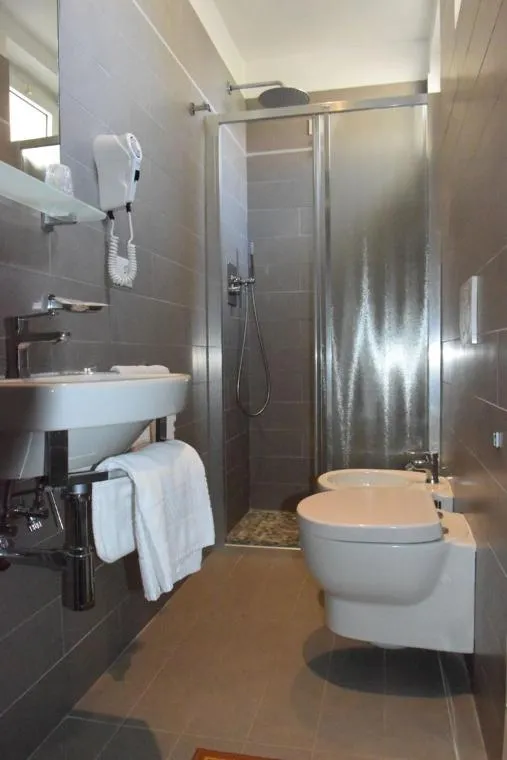 Shower in Hotel Verdi