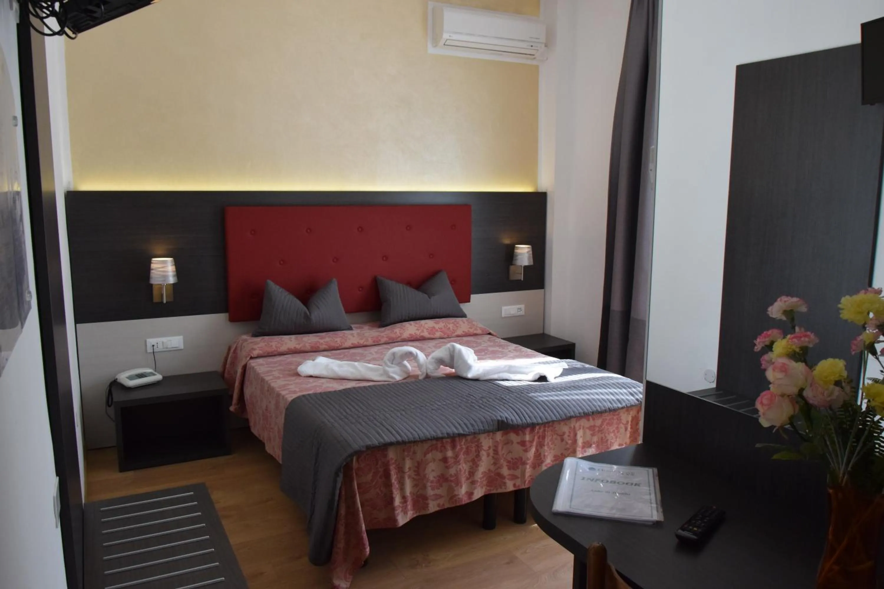 Shower, Bed in Hotel Verdi