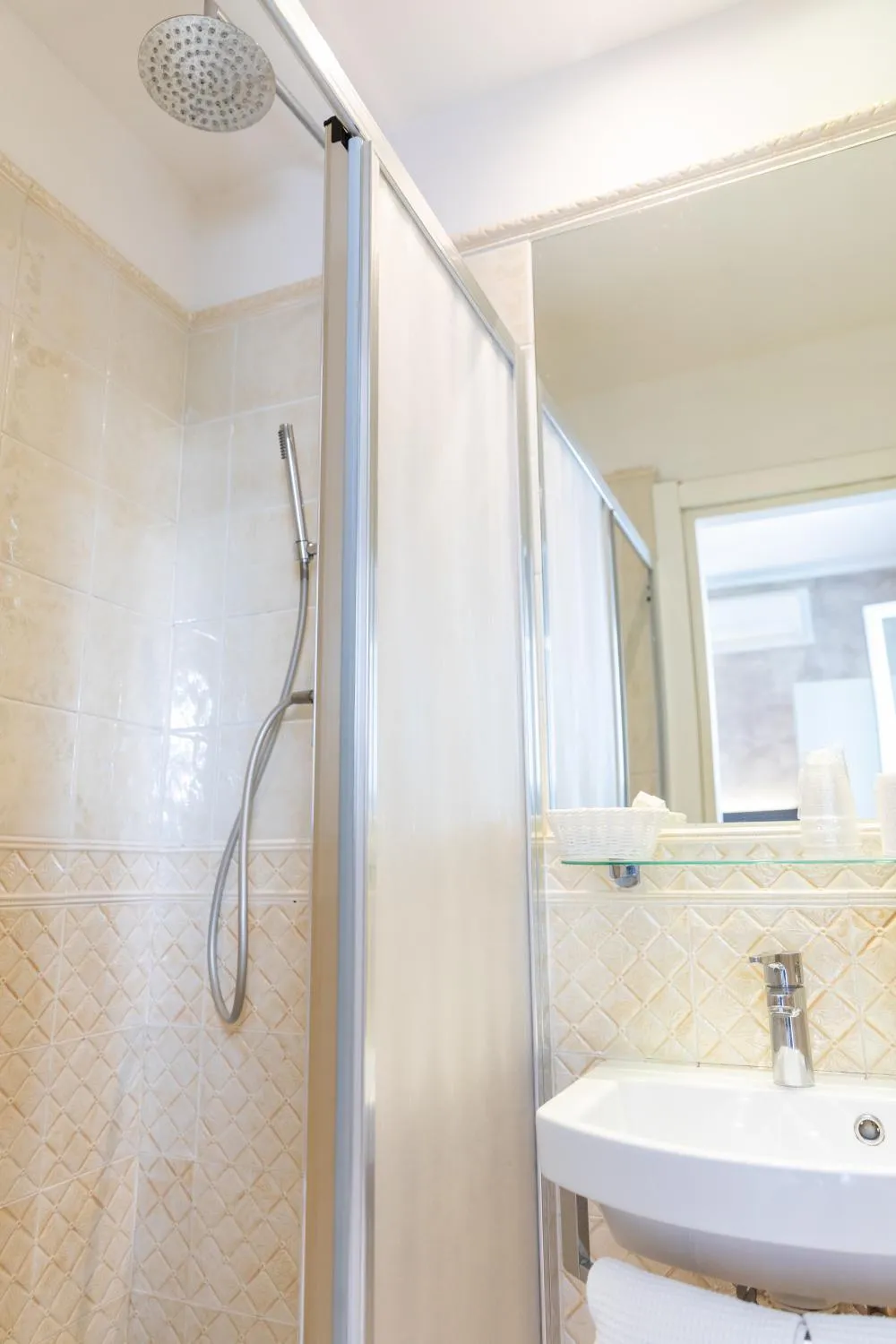 Shower in Hotel Verdi