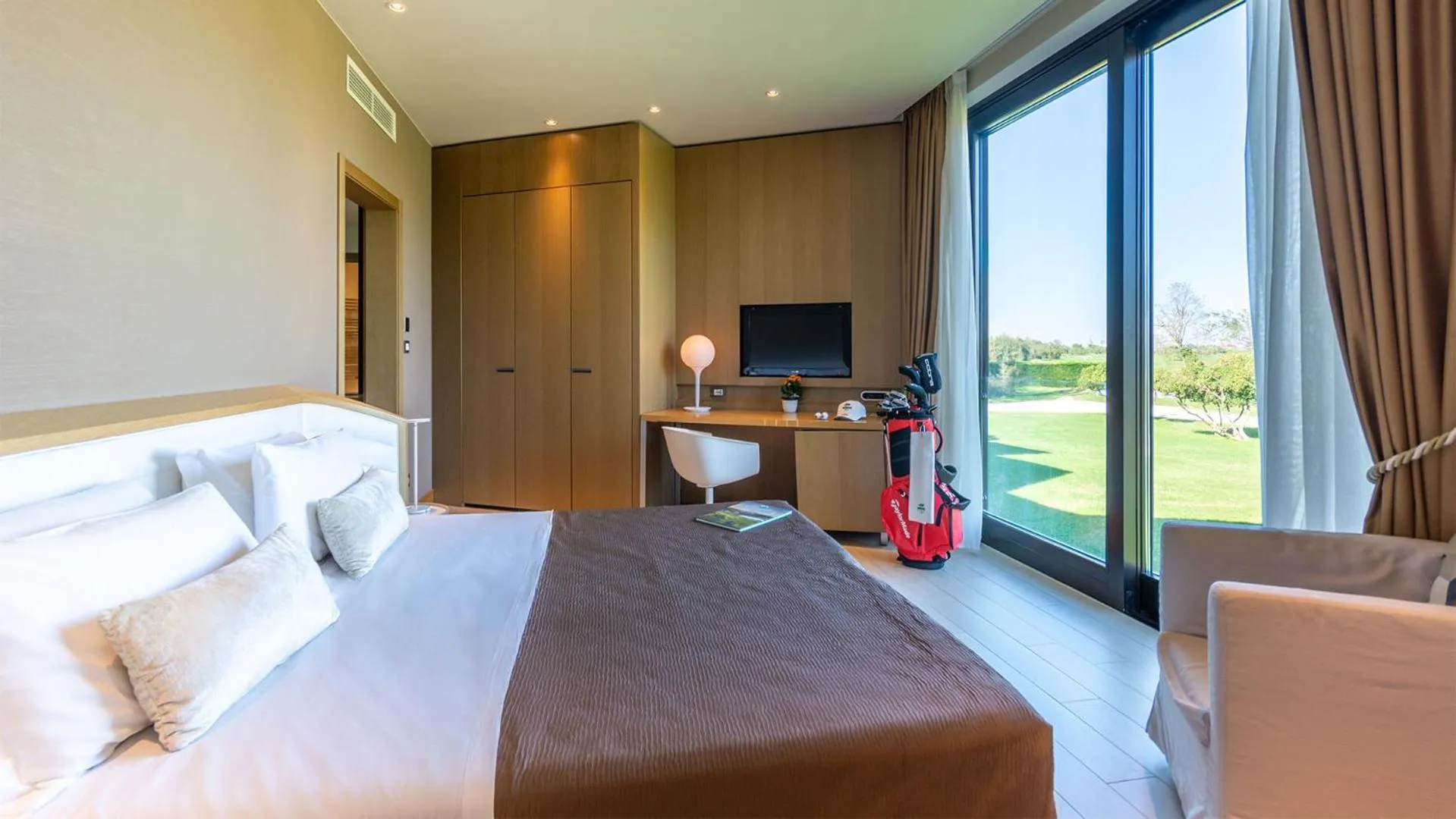 View (from property/room), Bed in Isola di Albarella Golf Hotel