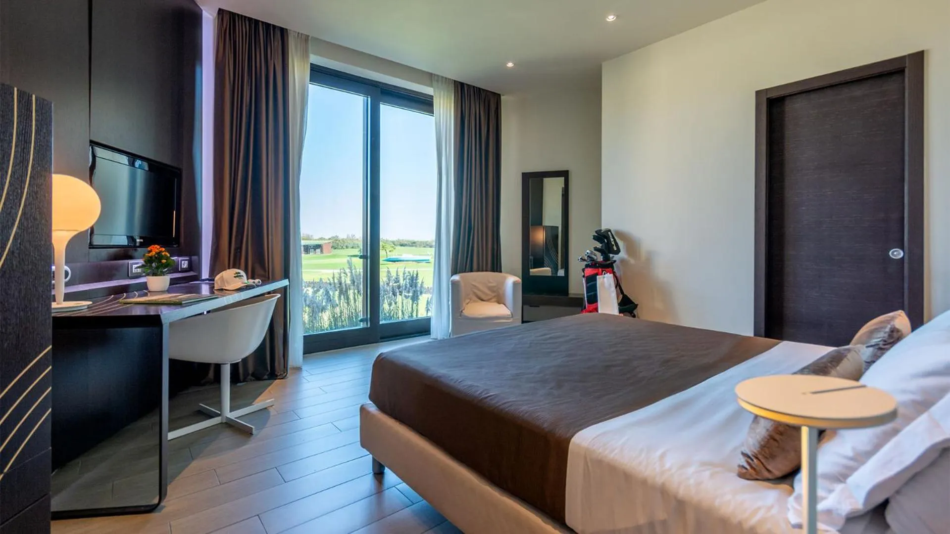 View (from property/room), Bed in Isola di Albarella Golf Hotel