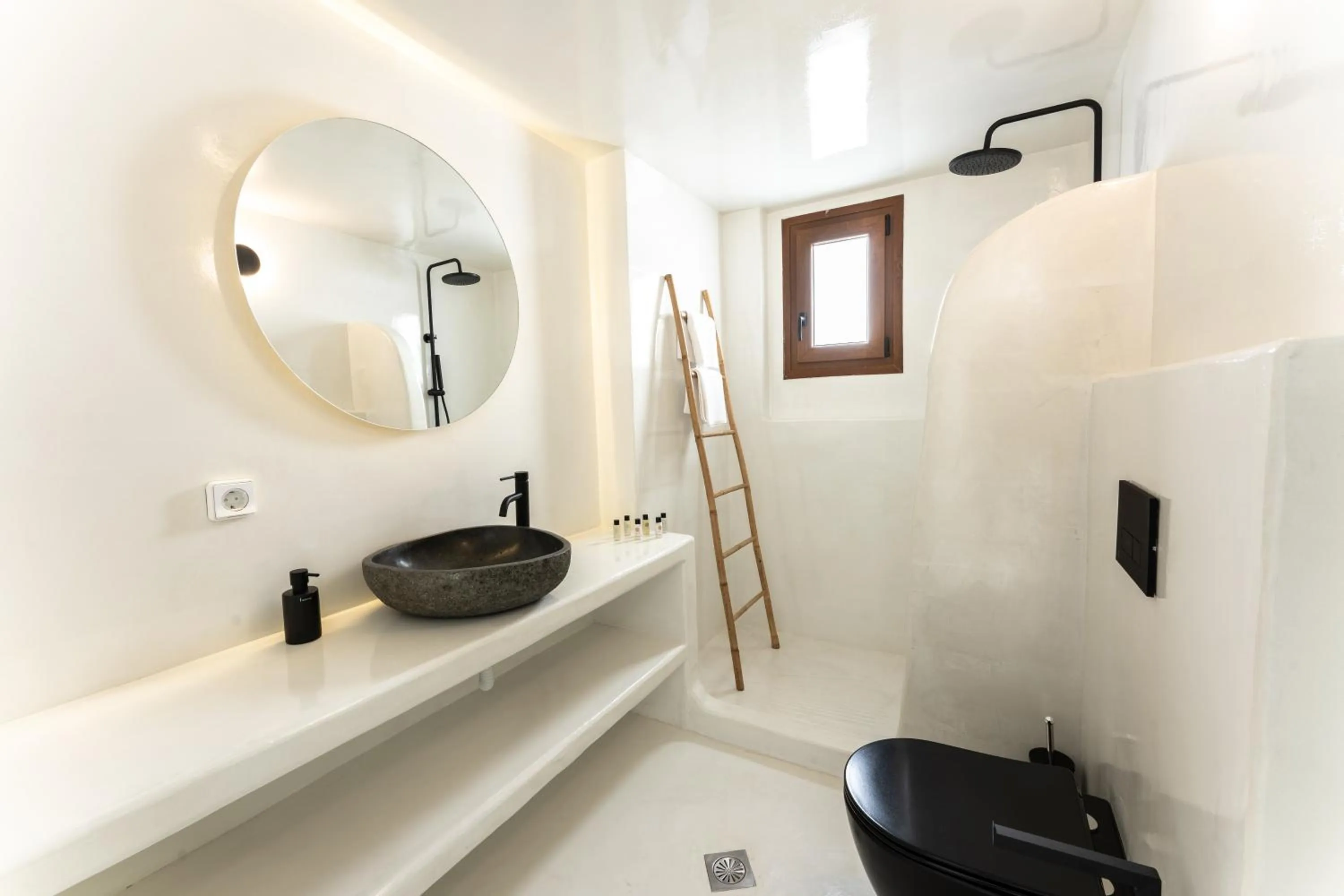 Shower in Leon Luxury Suites