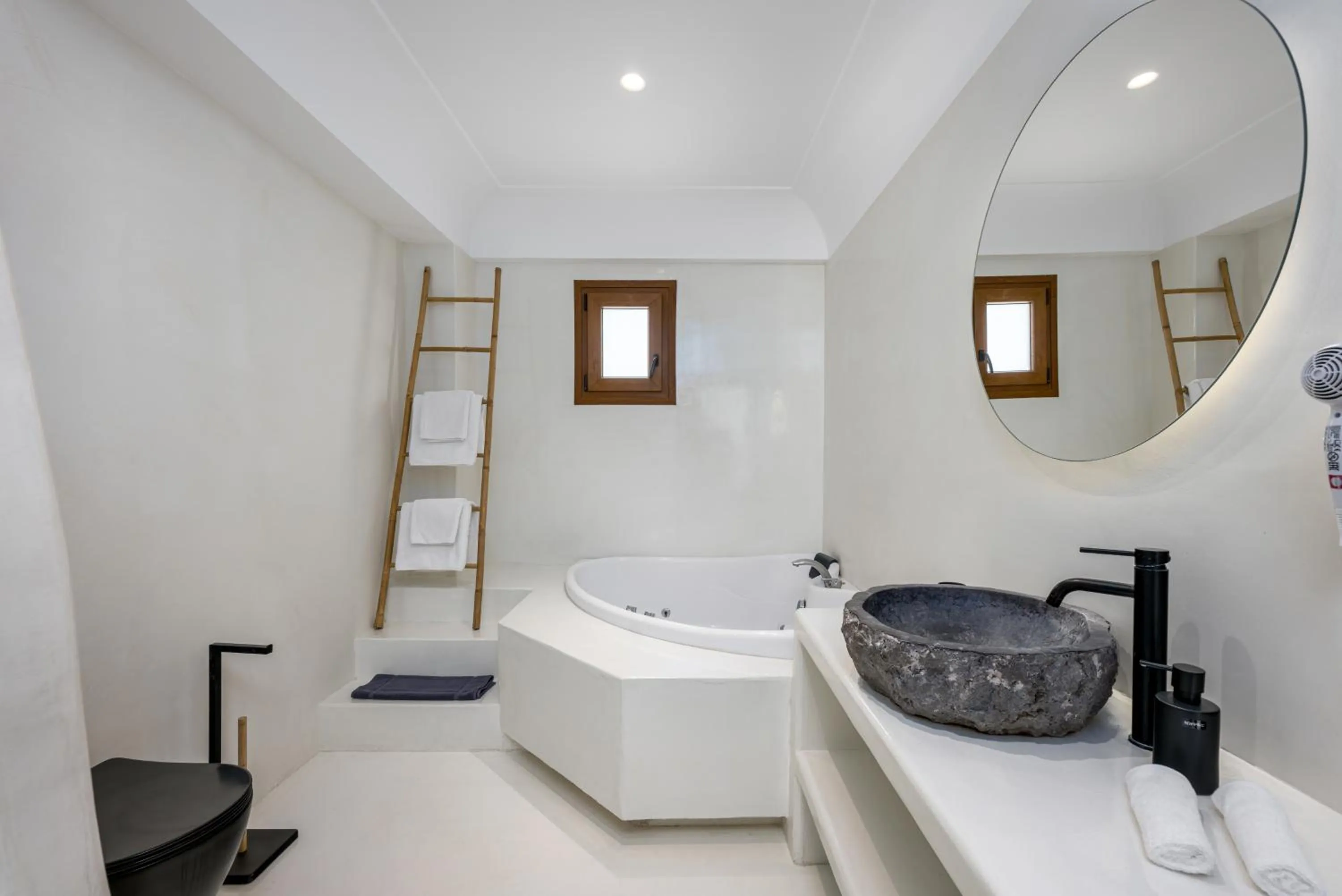 Toilet in Leon Luxury Suites