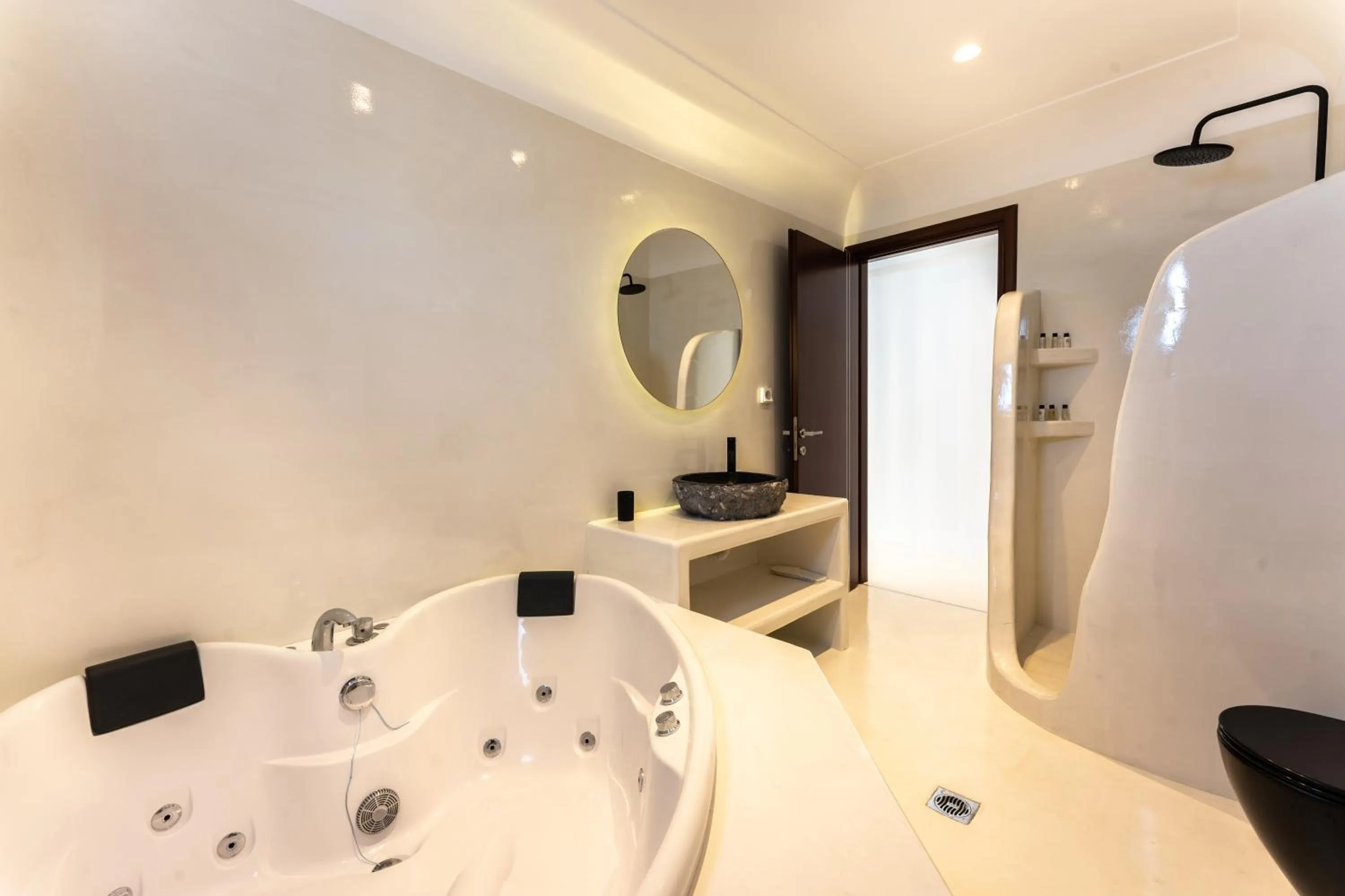 Shower in Leon Luxury Suites