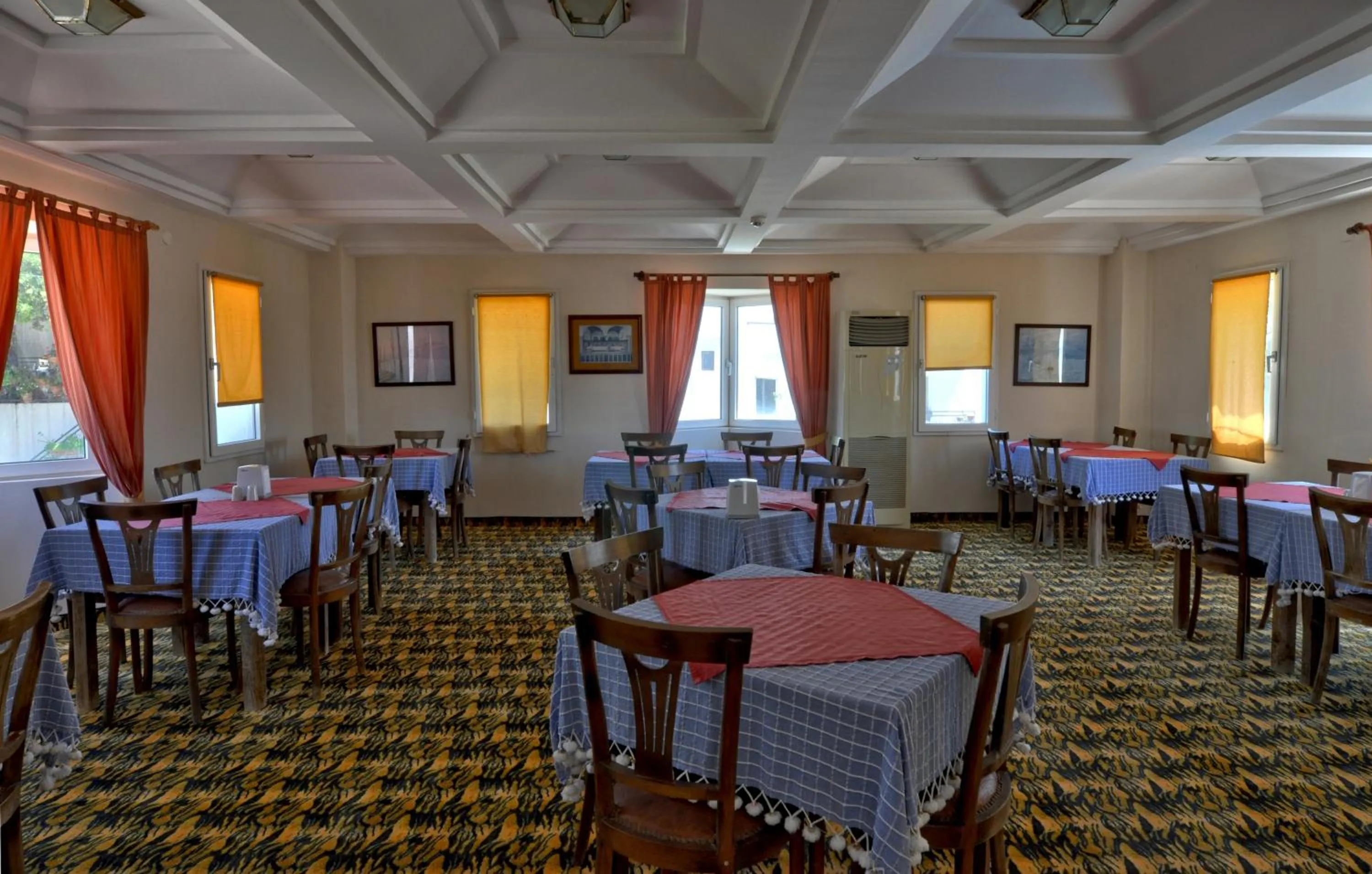 Restaurant/places to eat in Hotel Atrium