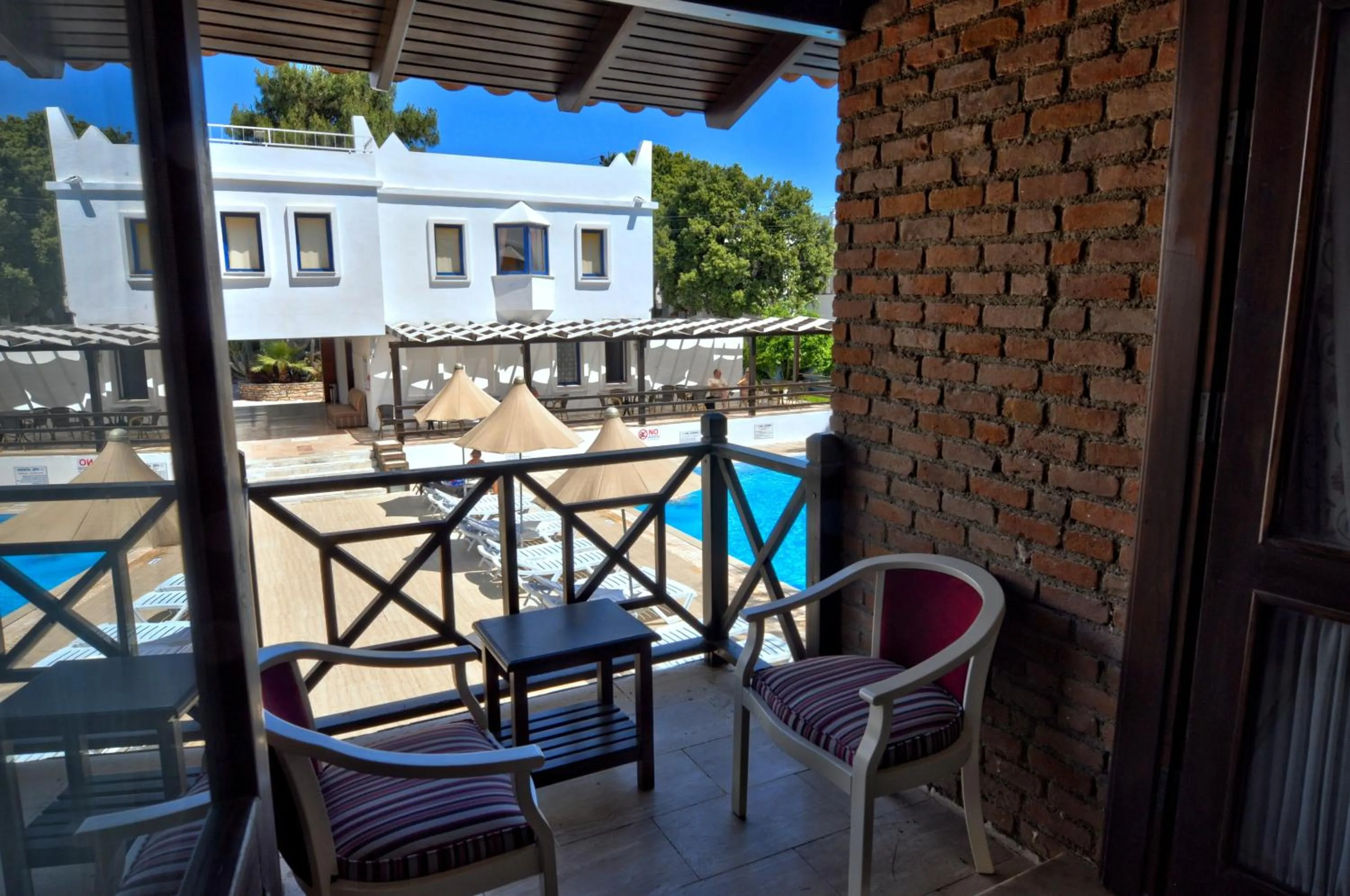 Swimming pool in Hotel Atrium