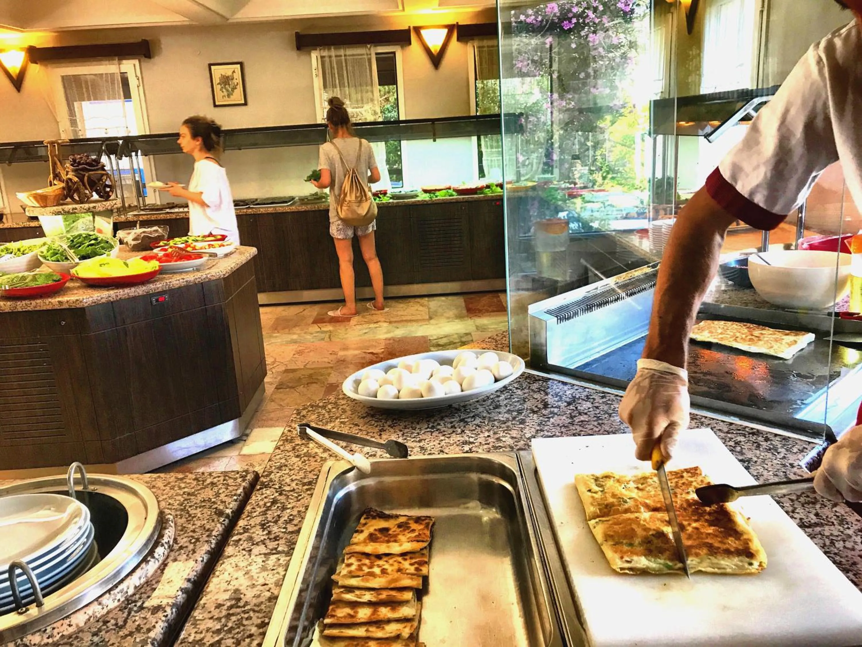 Restaurant/places to eat in Hotel Atrium