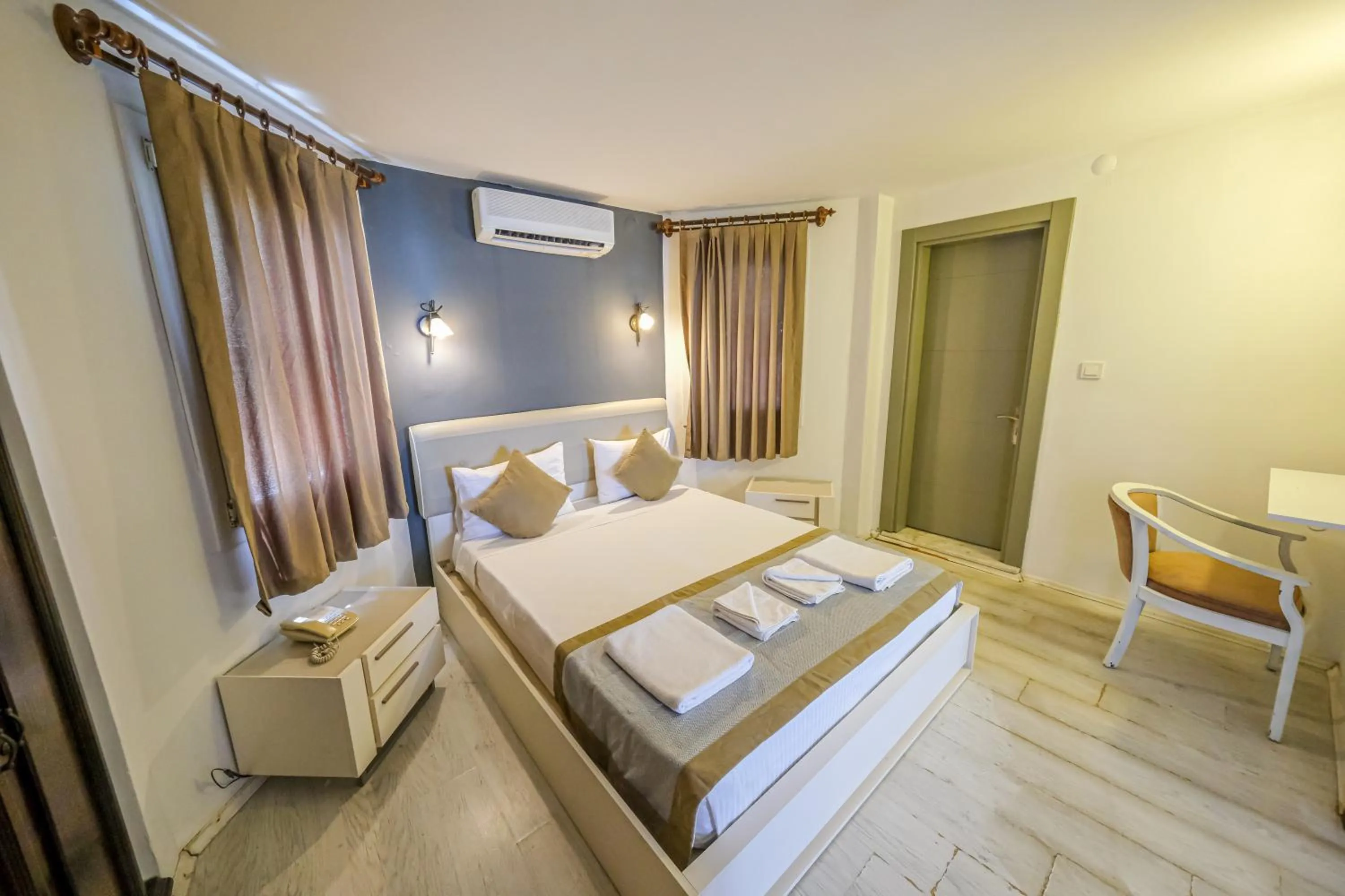 Bedroom, Bed in Hotel Atrium