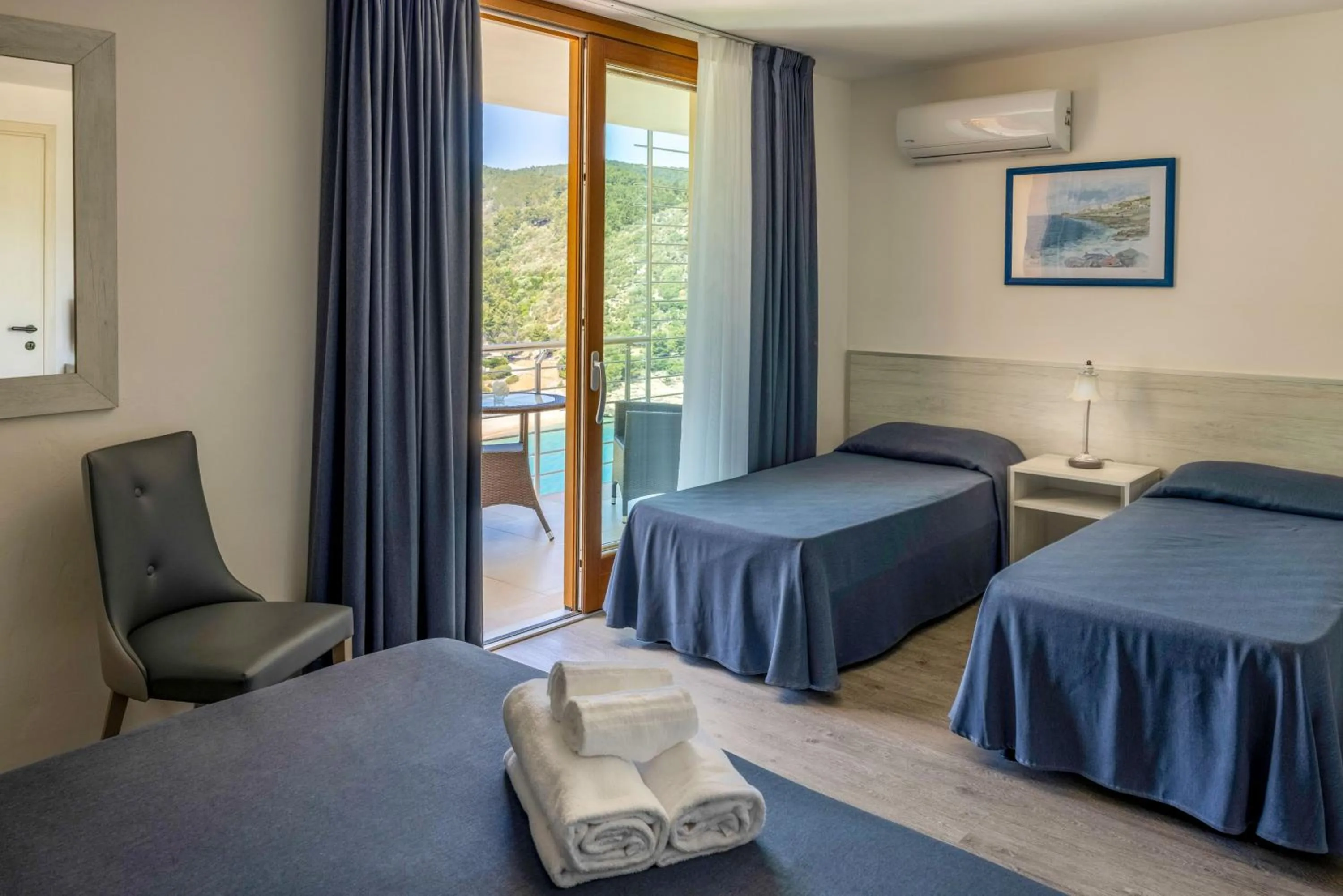 Bed in Pugnochiuso Resort Hotel del Faro