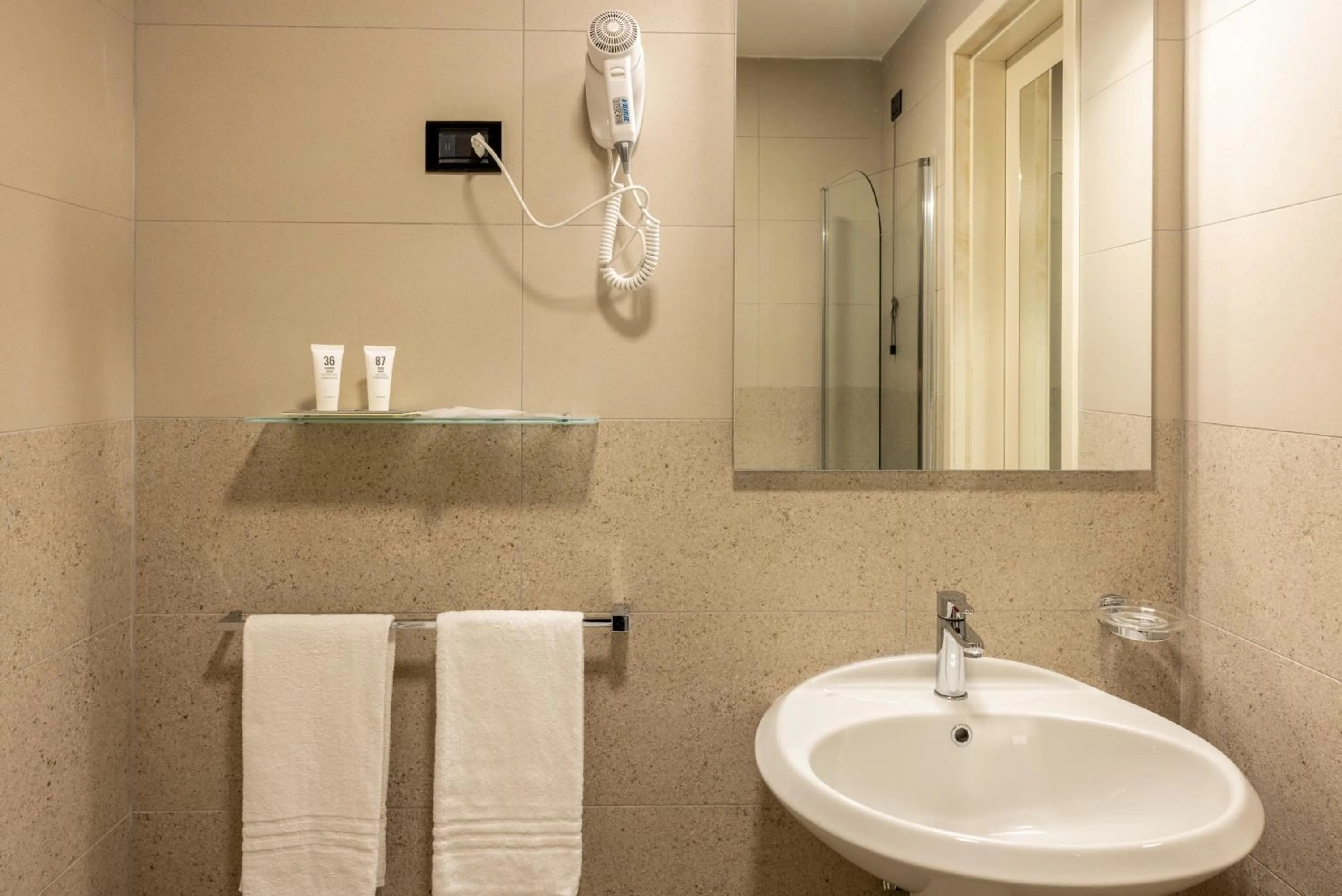 Bathroom in Pugnochiuso Resort Hotel del Faro