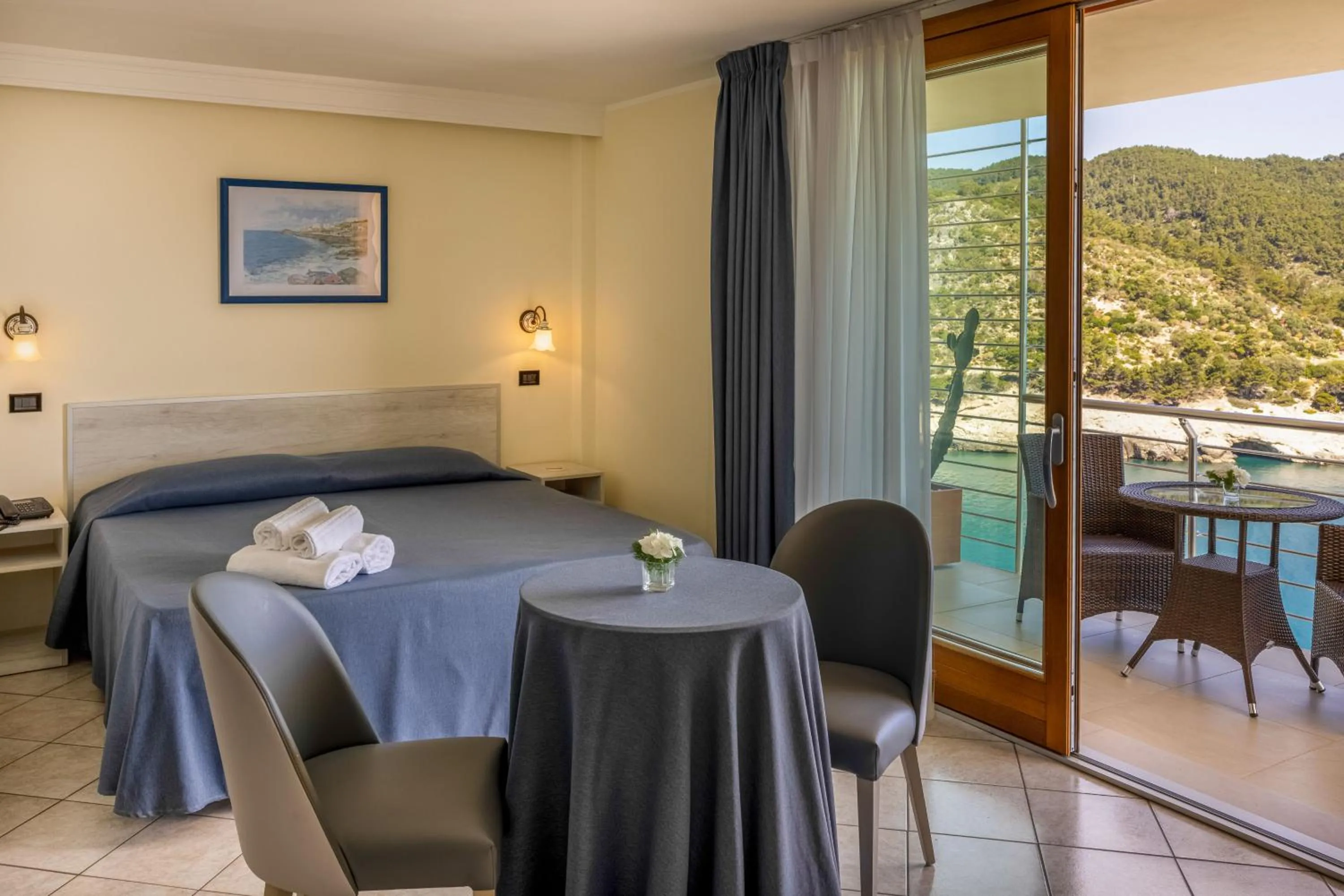 Bed in Pugnochiuso Resort Hotel del Faro