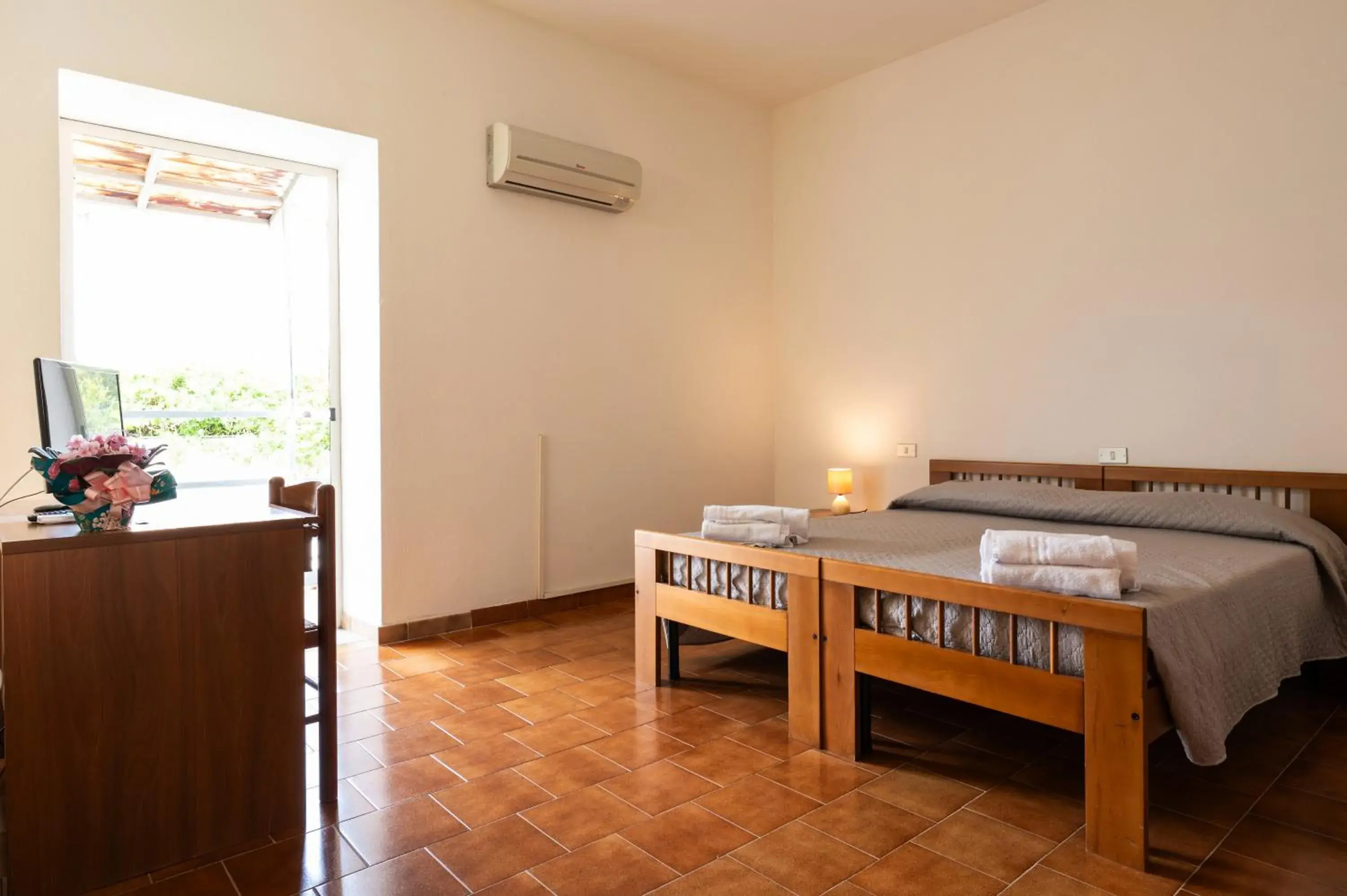 Queen Room - Disability Access in Hotel L'Aragosta Queen Room - Disability Access in Hotel L'Aragosta