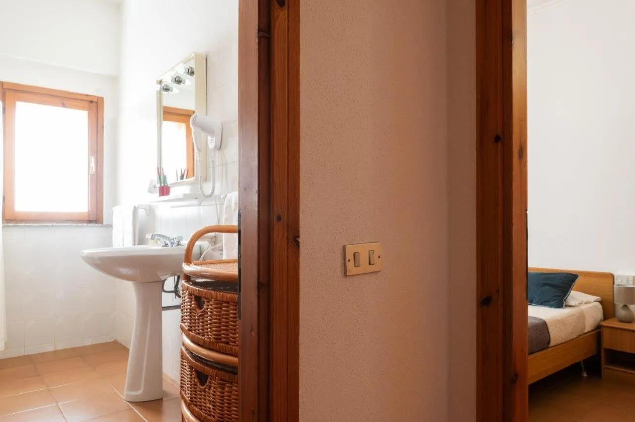 Toilet, Bed in Hotel L'Aragosta